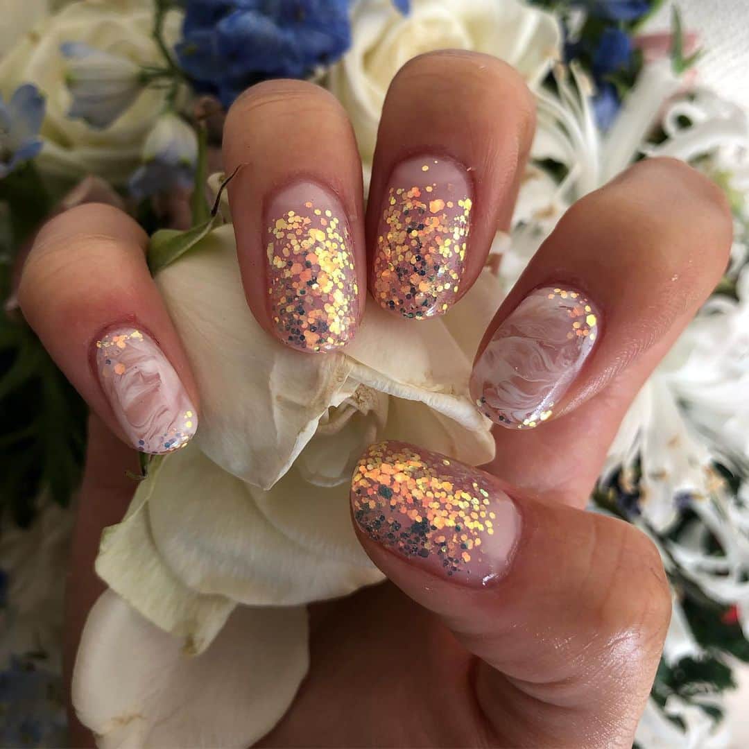 のインスタグラム：「2ヶ月ぶり？！の #セルフネイル #ジェルネイル 💅🏼✨お仕事でしばらくネイルが裸だった🙈  #nailart #gelnails #nofilter #marblenails #glitternails   Items : @nanakara_jp @youngnails.jp」