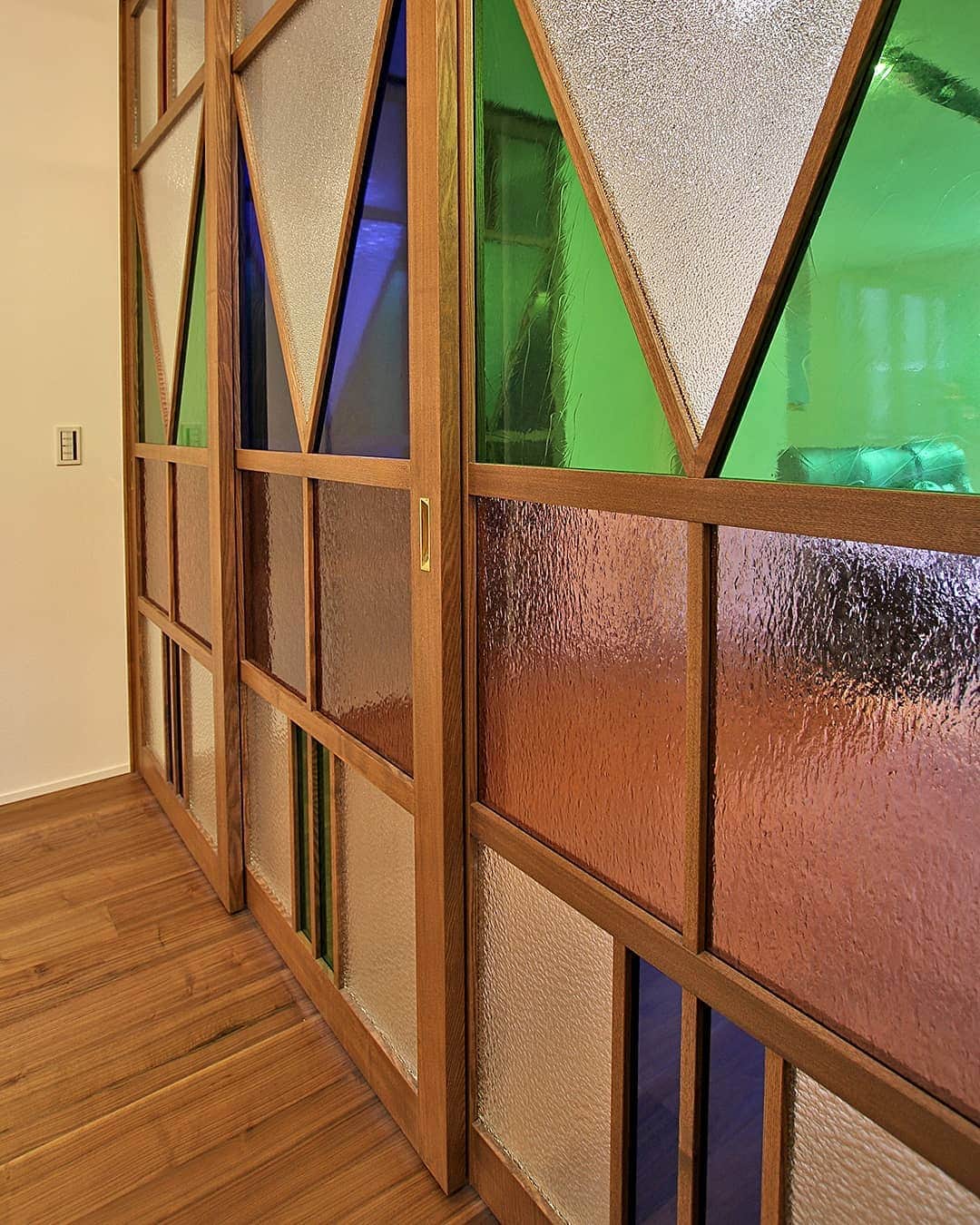 OUKEN DESIGN - 株式会社旺建さんのインスタグラム写真 - (OUKEN DESIGN - 株式会社旺建Instagram)「. 【ステンドグラス風インテリア】 . ステンドグラスには、その場を幻想的に・豪華にしてくれる魅力があります。 . なんとなく雰囲気が寂しいな、と感じるお部屋の一角にステンドグラスをモチーフにした小物を飾ったり、 実際にドアをステンドグラス風に仕上げたりするのもオシャレですね。 . こちらは、お部屋とお部屋の仕切りの扉をステンドグラス風に仕上げたインテリアで すりガラスと組み合わせ、プライバシーを守る役割もあります。 . また、夜には照明により、自然光とは違った雰囲気を楽しむこともでき、ワンランク上のおしゃれ空間を演出してくれます◎ . ラグジュアリーなイメージや高級感のあるインテリアにぴったりですね。 . . ---------------------------- 住まい作りのご相談はこちらから→ @oukendesign ---------------------------- . . #香川の家 #岡山の家 #ステンドグラス #ステンドガラス #ステンドグラス風 #インテリア #インテリアデザイン #ラグジュアリー #高級感 #おしゃれな家 #こだわりの家 #照明 #仕切り #扉 #ドア #引き戸 #新築 #戸建て #マイホーム #マイホーム計画 #注文住宅 #デザイン住宅 #ouken #旺建」11月26日 15時20分 - oukendesign