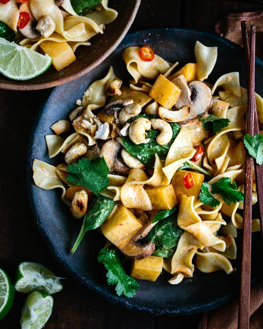 pinimariniのインスタグラム：「Werbung// Scharf, schärfer – herzerwärmendes Thai Curry mit Steckrübe, Spinat und Champignons für die kalte Jahreszeit! Zusammen mit Birkel verschmelze ich regionale und saisonale Zutaten mit einem internationalen Rezept. Das neue und supereinfache Rezept findet ihr auf dem Blog (Link im Profil).  .  #NudelMachtErfinderisch, #Birkel, #Fusionfood vs. #Fusioncuisine #Regionaleinkaufen #Herbst#herbstgerichte #Rezeptideen #RezeptaufmBlog #eatseasonal #rezeptefürjedentag #eaaats#eatprettythings #simplejoys #schnellerezepte #einfacherezepte #feedyoursoul」