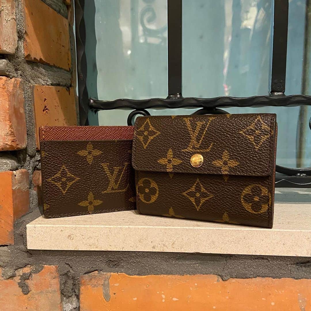 Vintage Brand Boutique AMOREさんのインスタグラム写真 - (Vintage Brand Boutique AMOREInstagram)「Louis Vuitton Monogram Porte Cartes and Ludlow  On website search for AO28377(right)/AO23862(left)  Free Shipping Worldwide 📩DM for more info and pricing ➡️info@amorevintagetokyo.com  #louisvuitton #lvwallet」11月26日 15時26分 - amore_tokyo