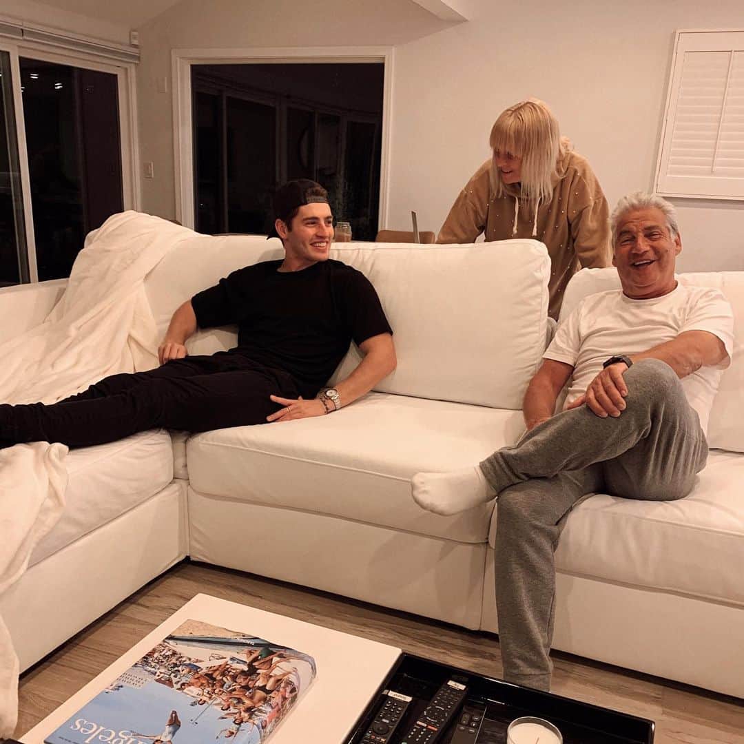 のインスタグラム：「Thankful I got to see my parents for the first time since the Pandemic began 🙏 @lovesac #LoveSacFamily」