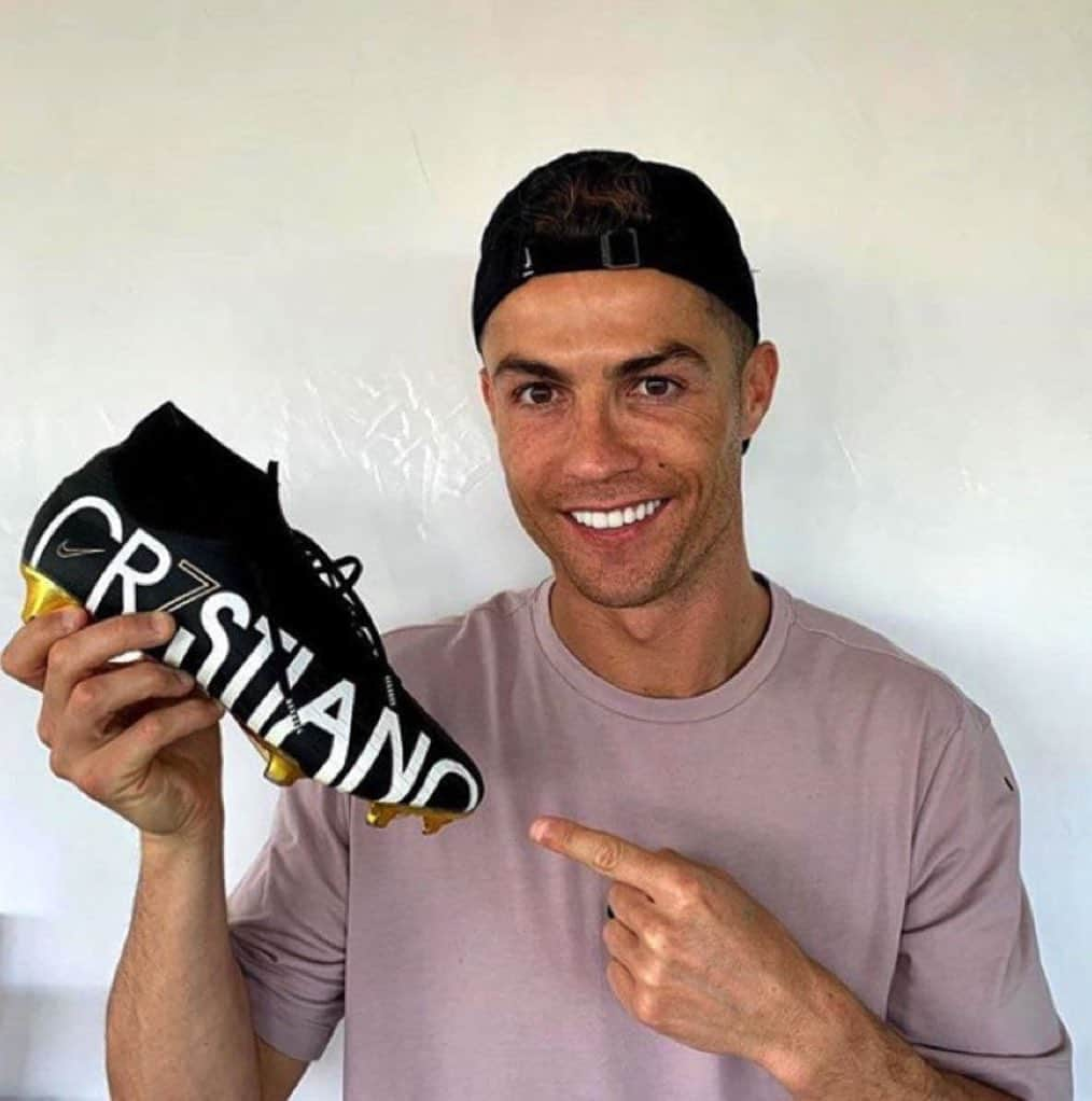 ポール・ポグバさんのインスタグラム写真 - (ポール・ポグバInstagram)「🎉FREE CR7 SHOES🎉  . Il mio amico sta regalando 50 scarpe da calcio #CR7 in edizione limitata “GRATUITE” per celebrare il loro lancio globale e per affermare il loro marchio! 🎁  . Nota: questo prodotto è molto richiesto. Stimiamo che sia esaurito entro sole 2 ore⏳  . Fai clic sul link in bio @juvefanpage 👈 per rivendicare le tue ora! 🎊  . Tempo limitato e solo stock⏳  . Pagheranno le scarpe per te, pagherai solo le spese di spedizione oggi🙏🏻」11月27日 2時21分 - juvefanpage