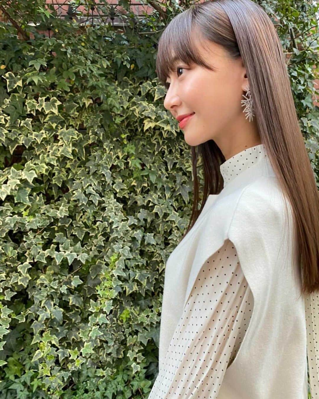 葉月祥子のインスタグラム：「私の大好きな 髪と心のオアシス🥰🧚🏻✨﻿ ﻿ 美容室k.e.y でヘアメンテナスしてきました✨﻿ ﻿ ﻿ あまりにカラーの持ちが良すぎて、ここ2ヶ月根本しか染めてないの♪それでもこの色、この艶✨  元から色素が茶色い子供の様な、そんなナチュラルなこのカラーが本当に大好き👼❤️﻿🥰 ﻿ ﻿ 撮影の現場で メイクさんに、「髪綺麗だね」と褒めて頂けるのですが、 本当に田中さんとk.e.yの皆さんのおかげなのです🥲✨﻿ ﻿ ﻿ 髪の状態に合わせて配合してくれるトリートメントと、こだわりの顔周りのラウンドカット🧚🏻⭐️﻿ ﻿ ﻿ いたるところに実は、田中祐次マジックが散りばめられているのです✨﻿ ﻿ ﻿ ﻿ #美容室key #omotesando #harajuku ﻿ #hairsalon #hairstyle #beauty ﻿ #yujitanaka #田中祐次 ﻿ ﻿ #model #spacecraft #shokohazuki ﻿ #葉月祥子」