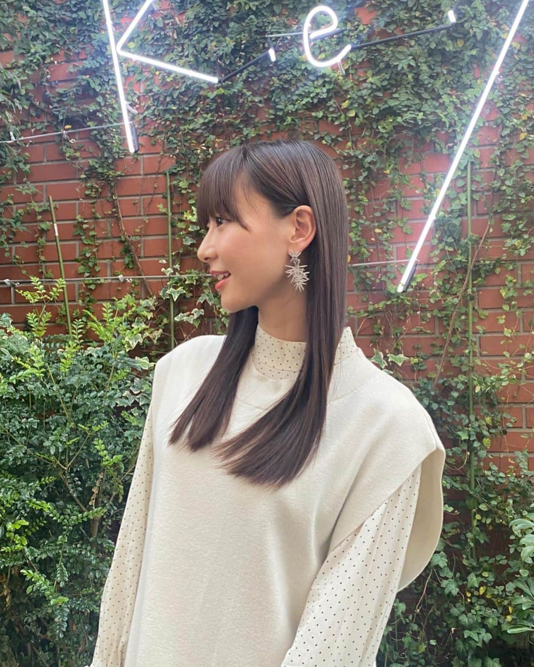 葉月祥子さんのインスタグラム写真 - (葉月祥子Instagram)「私の大好きな 髪と心のオアシス🥰🧚🏻✨﻿ ﻿ 美容室k.e.y でヘアメンテナスしてきました✨﻿ ﻿ ﻿ あまりにカラーの持ちが良すぎて、ここ2ヶ月根本しか染めてないの♪それでもこの色、この艶✨  元から色素が茶色い子供の様な、そんなナチュラルなこのカラーが本当に大好き👼❤️﻿🥰 ﻿ ﻿ 撮影の現場で メイクさんに、「髪綺麗だね」と褒めて頂けるのですが、 本当に田中さんとk.e.yの皆さんのおかげなのです🥲✨﻿ ﻿ ﻿ 髪の状態に合わせて配合してくれるトリートメントと、こだわりの顔周りのラウンドカット🧚🏻⭐️﻿ ﻿ ﻿ いたるところに実は、田中祐次マジックが散りばめられているのです✨﻿ ﻿ ﻿ ﻿ #美容室key #omotesando #harajuku ﻿ #hairsalon #hairstyle #beauty ﻿ #yujitanaka #田中祐次 ﻿ ﻿ #model #spacecraft #shokohazuki ﻿ #葉月祥子」11月27日 0時52分 - shokohazz210