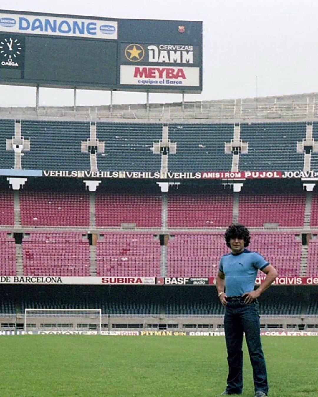 FCバルセロナさんのインスタグラム写真 - (FCバルセロナInstagram)「ETERNO MARADONA ✨ 💙❤️ Flags at half mast outside the Camp Nou in honour of Maradona. You will never be forgotten, Diego.」11月27日 0時55分 - fcbarcelona