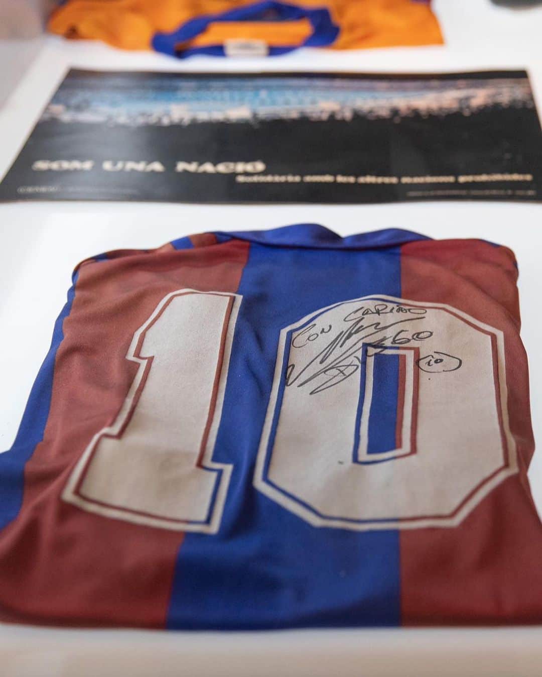 FCバルセロナさんのインスタグラム写真 - (FCバルセロナInstagram)「ETERNO MARADONA ✨ 💙❤️ Flags at half mast outside the Camp Nou in honour of Maradona. You will never be forgotten, Diego.」11月27日 0時55分 - fcbarcelona
