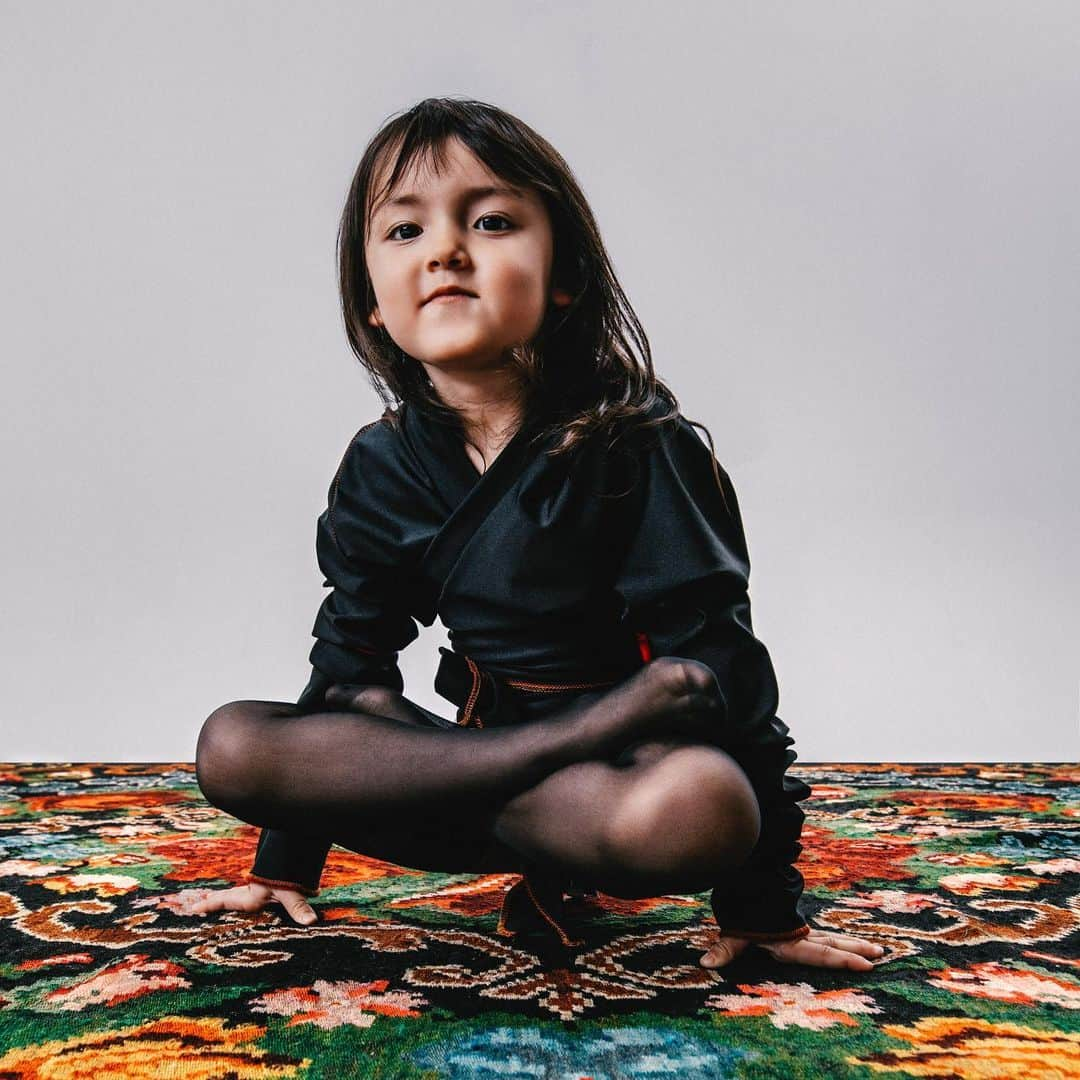 日登美さんのインスタグラム写真 - (日登美Instagram)「My little yogini🧘‍♀️✨ Photo by @christiansen.lucas  Styling by @hkn_solak   子供はみんな軽々とウップルティヒ (天秤のポーズ)をやってのける。何故かカメラの前で決めポーズがこれだった娘よ…  #shooting #modeling #fashion #berlin #yogini #utpluthih #strength #naturalbeauty #ヨガ #キッズヨガ #撮影 #何故か決めポーズ #ウップルティヒ #子供すごい #これでも #ファッション撮影 #ママライフ」11月27日 0時57分 - hitomihigashi_b