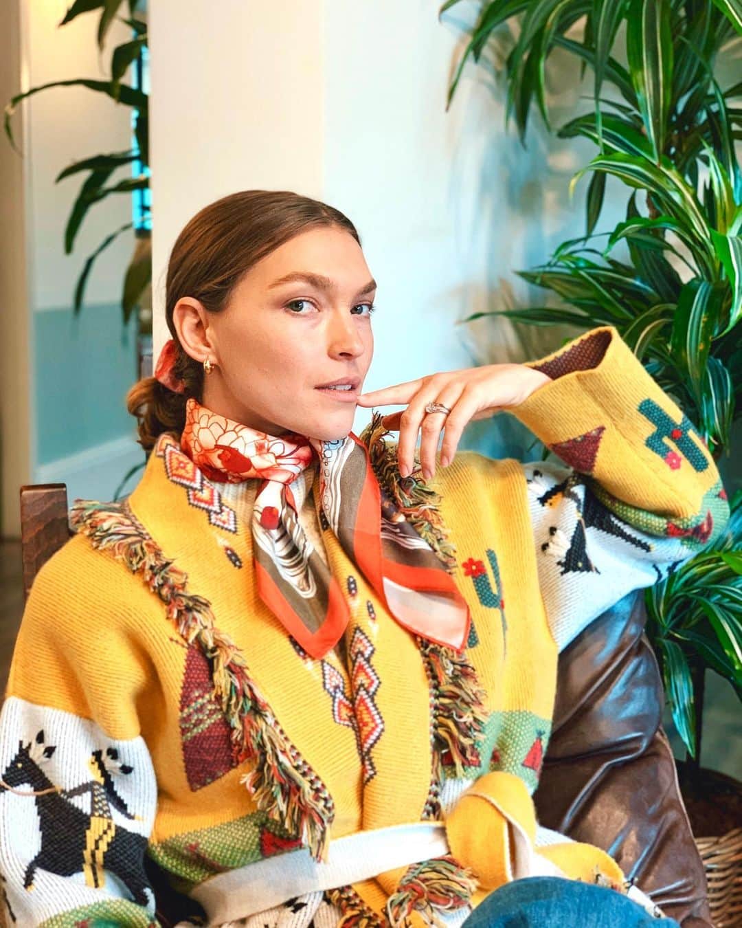 アリゾナ・ミューズのインスタグラム：「🎁 Sustainable Gifting! 🎁  Be inspired with my special edit of treasures at @akojomarket 🌍They have a beautiful collection of handmade accessories, jewellery, homeware and clothing from independent African designers, and carefully select brands who promote local culture and artisan craftsmanship with a sustainable and transparent way of working.   Head to my stories for the links, and @akojomarket website for the whole edit 💚」