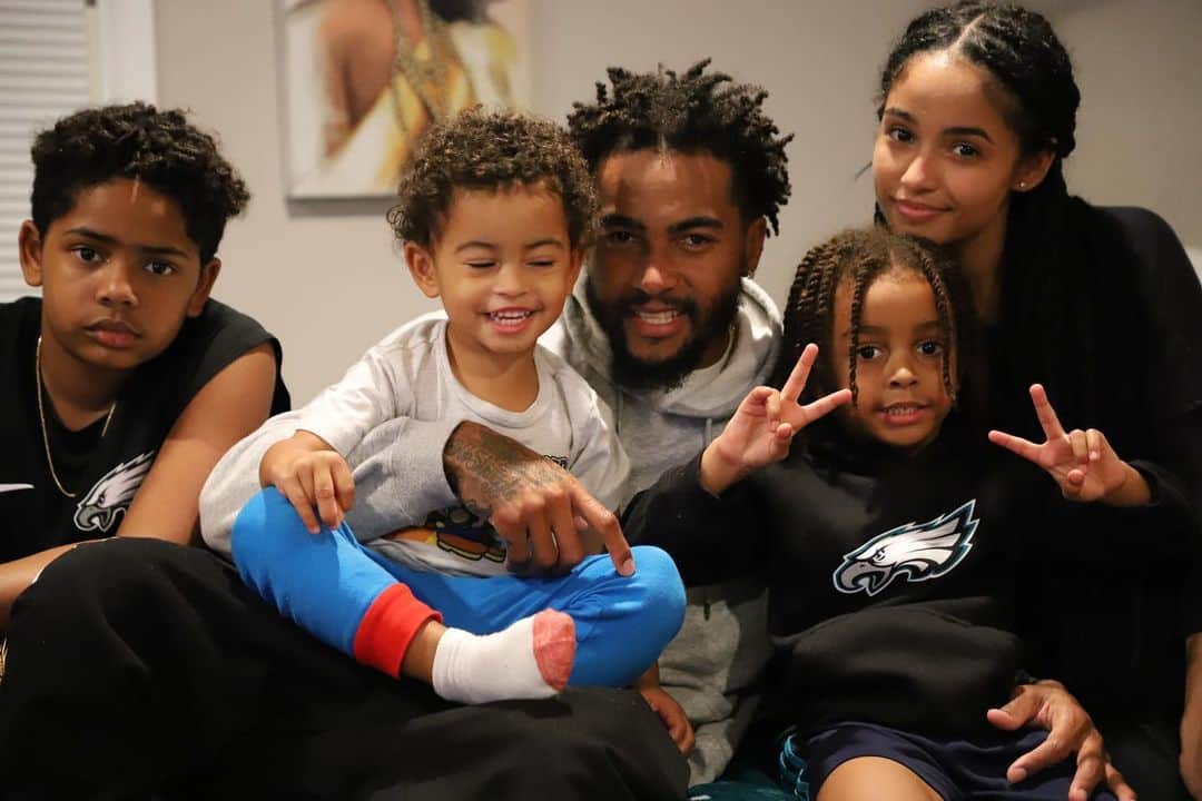 デショーン・ジャクソンのインスタグラム：「Happy thanksgiving 🍁🦃 From my family to yours !! I’m thankful for this crew 💙❤️ F.O.E」