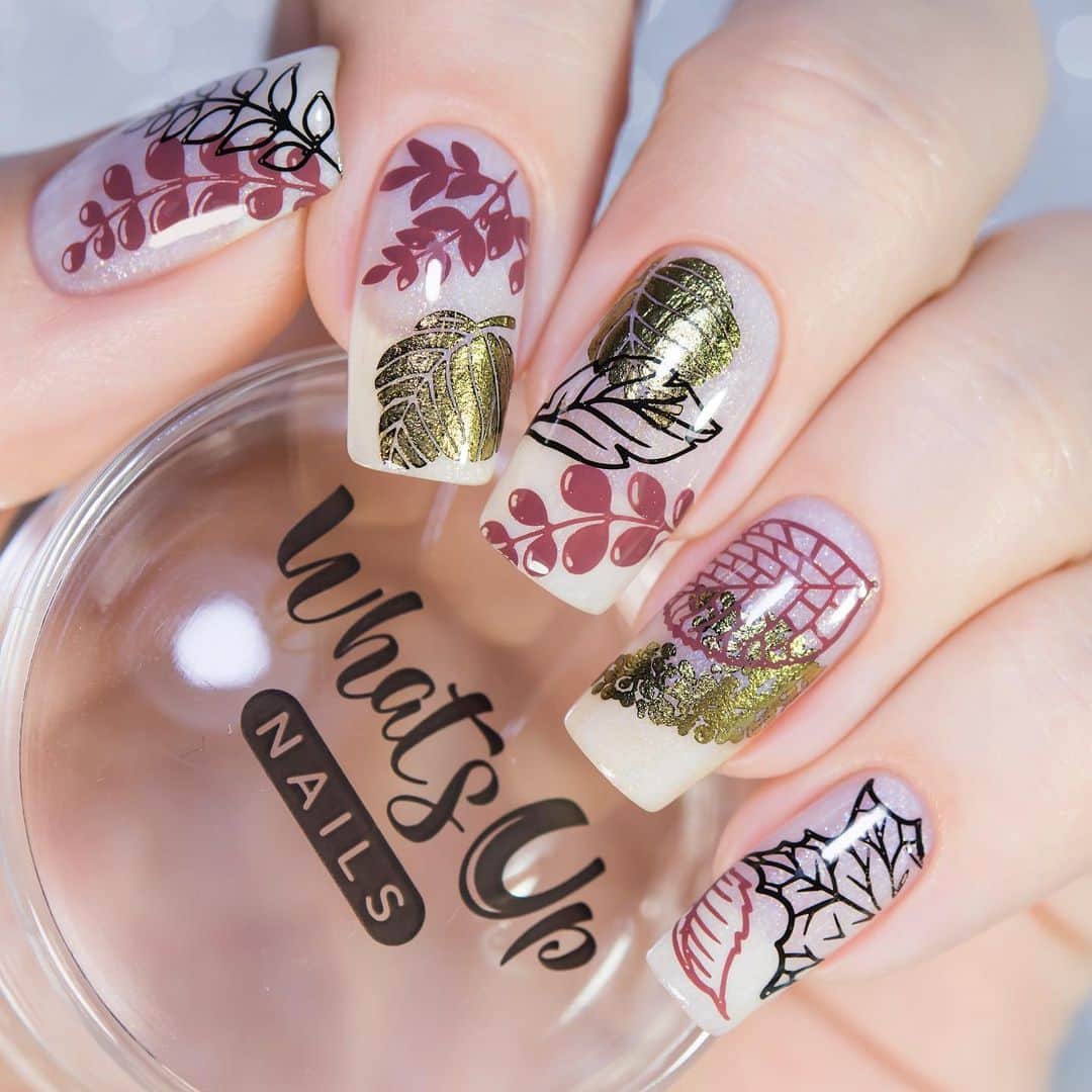 Sveta Sandersのインスタグラム：「Новый дизайн с использованием стемпинга от @whatsupnails ❤️ В карусели два варианта, глянцевый и матовый) вам какой больше нравится?」