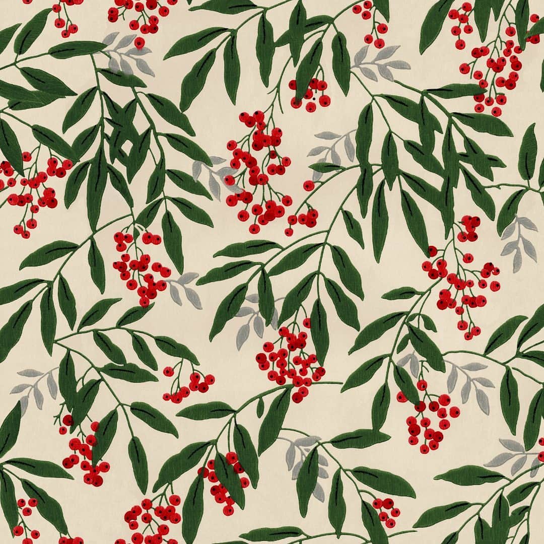 ローラアシュレイのインスタグラム：「For this weeks print story our popular Greendale design has been given a seasonal update…  Originally printed for Spring Summer 2018 featuring leaves and grey berries, some say that Greendale resembles a Wolf Willow Plant, whilst others suggest the design depicts trailing Mistletoe.   To mark the start of the festive season, we’ve recoloured the grey and green pattern to a traditionally festive red and dark green colour palette – we can certainly see Mistletoe now!   Do you have any Greendale in your home? #LauraAshleyPrints」