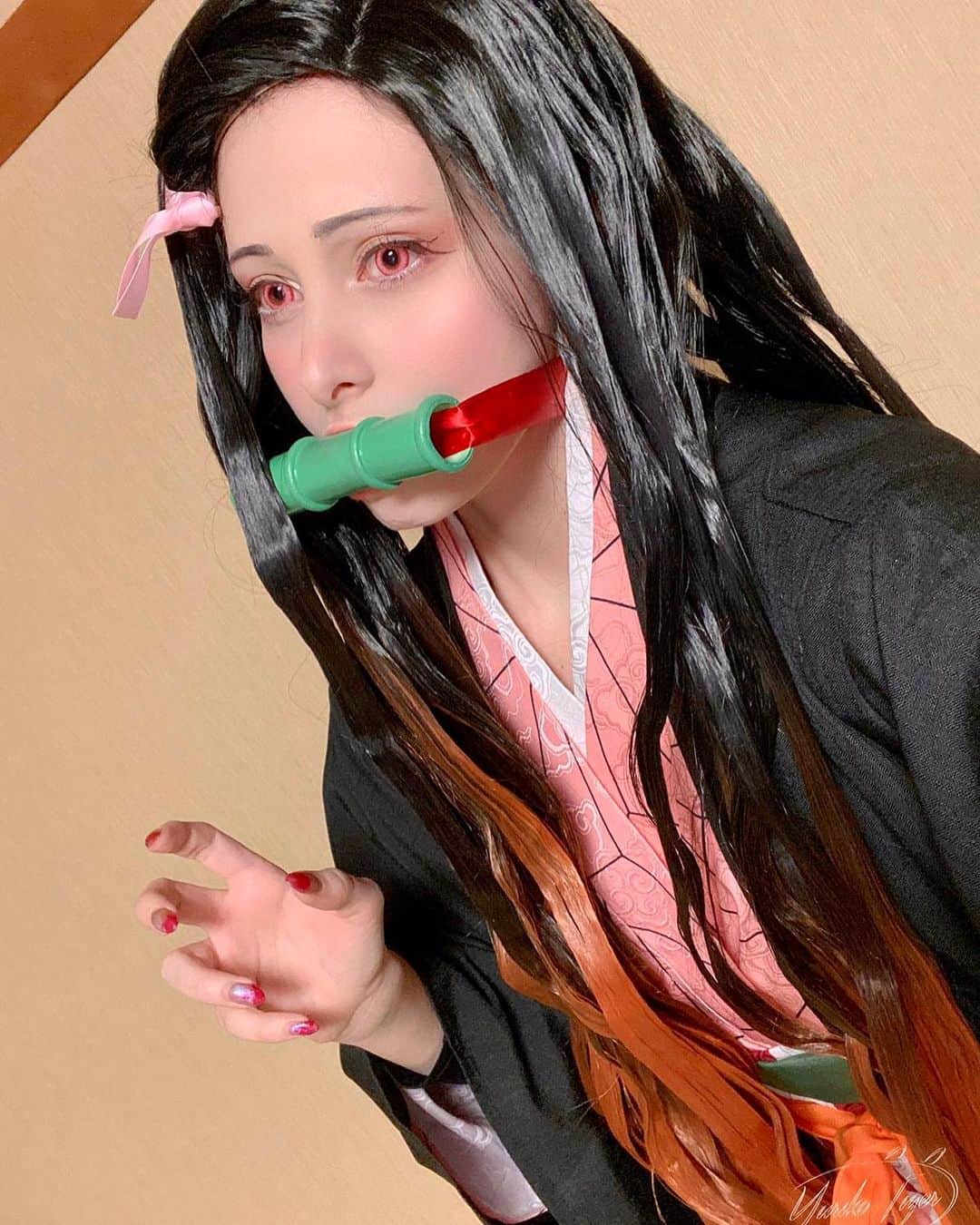 のインスタグラム：「🇯🇵『鬼滅の刃: 友人とコスプレをした』Demon Slayer in Japan  マナちゃんとまさは10年前からの友達。各自でコスプレはやっていたけど、3人揃ってコスプレをやるのは初めて！！ 最初は鬼滅の刃はそこまで好きではなかったし、ねずこちゃんのコスプレに似合わないと思っていた。けれど、映画を観て、コスプレをして、鬼滅の刃の面白さに気付いた！ 今日は大川荘の旅館を貸し切って撮影をしました！無惨様の無限城にそっくりです！ コロナの影響で様々なイベントが中止になり、なかなか鬼滅のコスプレ出来なかったので、今日3人揃って撮影出来た事はとても嬉しいです！ こんな楽しい1日はずっと続いて欲しい！  🇬🇧 𝔽ℝ𝕀𝔼ℕ𝔻𝕊ℍ𝕀ℙ 𝕊𝕙𝕒𝕣𝕚𝕟𝕘 𝕥𝕙𝕖 𝕤𝕒𝕞𝕖 𝕡𝕒𝕤𝕤𝕚𝕠𝕟  Masa, Mana and I met 10 years ago. We’ve all being doing cosplay for ages and we never managed to do something together.  At first Kimestu No Yaiba didn’t convince me, and I thought I wasn’t the right fit for Nezuko. Watching the movie and doing this photoshoot made me change my mind! We rented the “Okawasō” ryokan (traditional Japanese hotel), a ryokan that look a lot like the original location in the series, the Muzan Castle, to take pictures and shoot videos together. We already had the costumes ready to go for an event that got canceled because of COVID-19. Maybe it’s better this way, we had so much fun, you have no idea!! I wish days like this would never end..   🇮🇹 𝔸𝕄𝕀ℂ𝕀ℤ𝕀𝔸  ℂ𝕠𝕟𝕕𝕚𝕧𝕚𝕕𝕖𝕣𝕖 𝕝𝕖 𝕤𝕥𝕖𝕤𝕤𝕖 𝕡𝕒𝕤𝕤𝕚𝕠𝕟𝕚   Conosco Masa e Mana da 10 anni. Ognuna di noi fa cosplay da tempi immemori ma mai avevamo organizzato qualcosa tutte insieme. Inizialmente Kimetsu no Yaiba non mi convinceva, e credevo di essere inadatta per interpretare Nezuko. La visione del film e la giornata di oggi mi hanno fatta ricredere! Abbiamo affittato il ryokan (albergo tradizionale giapponese) Okawasou, che somiglia tantissimo  all'ambientazione originale della serie, il Castello di Muzan, per fare foto e video insieme. Avevamo i costumi pronti per un evento che è stato annullato causa Coronavirus. Forse è stato meglio così, non avete idea di quanto ci siamo divertite! Vorrei che giornate così non avessero mai fine!  #kimetsunoyaiba #kimetsunoyaibacosplay #ryokan #ryokanlife #ryokanstyle #nezuko #nezukocosplay #cosplay #cosplayer #cosplayitalia #cosplaygirl #cosplaygroup #cosplaymodel #鬼滅の刃 #ねずこ #ねずこコスプレ #コスプレモデル #コスプレイヤー #コスプレ女子 #コスプレヤー #旅館 #鬼滅の刃コスプレ #鬼滅の刃アニメ #demonslayer #demonslayercosplay #demonslayerkimetsunoyaiba #demonslayernezuko #demonslayernezukocosplay」