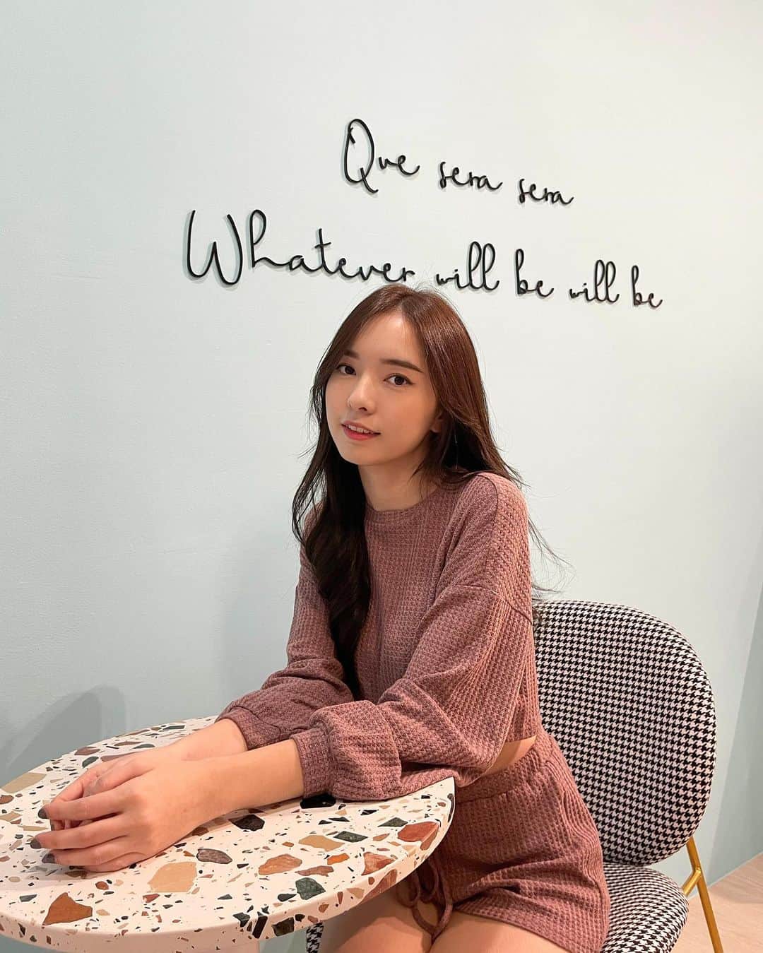 STEPHY YIWENのインスタグラム：「夜貓子在嗎🖐🏼」