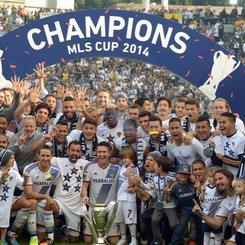 ロビー・キーンのインスタグラム：「Happy thanksgiving🇺🇸Always love this time of the year🥳 looking back at Some amazing memories over the years! Wishing my friends and the  @lagalaxy fans a happy and healthy #thanksgiving  #LAgalaxy #happythanksgiving」