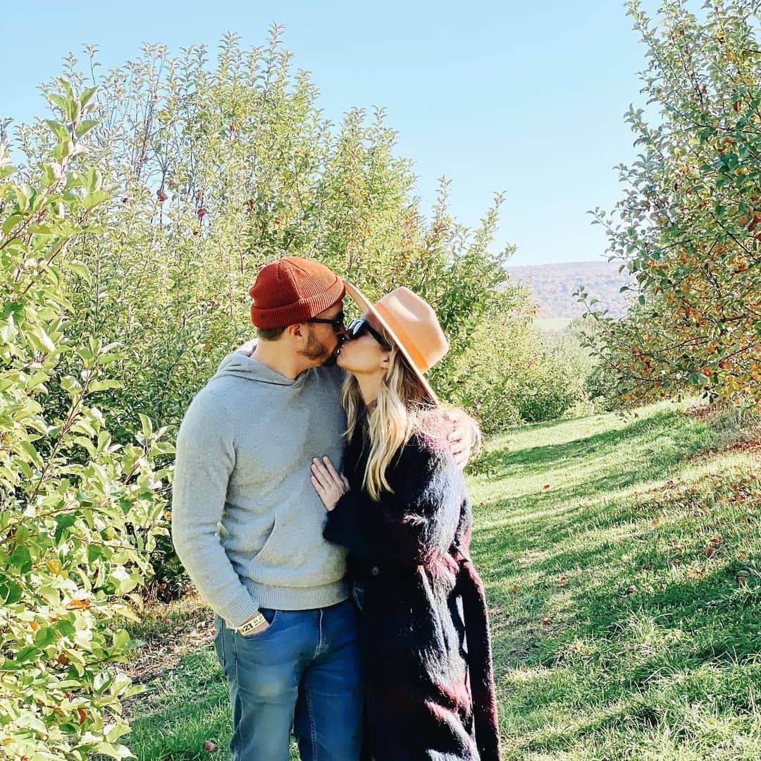 バネッサ・レイのインスタグラム：「Thanksgiving 2020: Missing him terribly. Literally can’t wait to see my Don Don... soon🤞 Happy thanksgiving to all of you. Be safe, hug your (@zoom) family. We still have so much to be thankful for. 🍁🍁🍁」