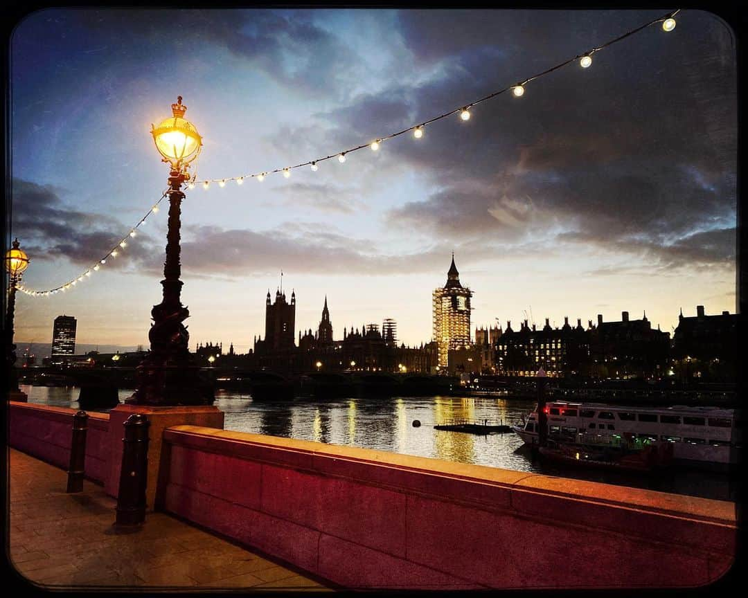 ジョン・ロス・ボウイさんのインスタグラム写真 - (ジョン・ロス・ボウイInstagram)「#tbt A couple weeks ago I was in London. I couldn’t go inside anywhere so I went outside and took a lot of pictures.」11月27日 1時25分 - johnrossbowie