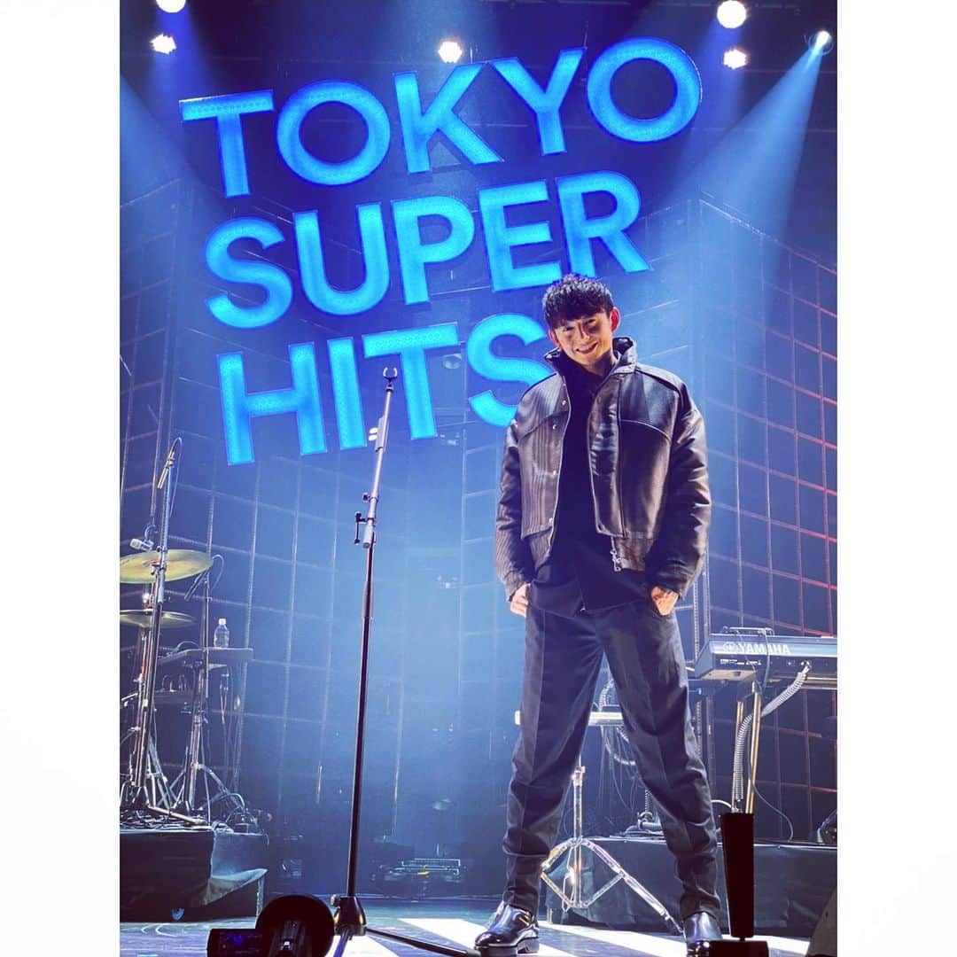 ハリー杉山さんのインスタグラム写真 - (ハリー杉山Instagram)「"Tokyo Super Hits Live 2020" 幸せ。ただただ幸せ。 楽しかったなぁ〜 色々エモいことがあり、この投稿を深夜に家のソファで書きながらニヤニヤしてます。眠れんよ😇 @spotifyjp 最高！！  Massive thanks to a banging gig from @arashi_5_official 涙 もう嬉しくて嬉しくて何も言えませんw @prfm_official スペシャでチョコレートディスコ踊って自爆12年越しの謝罪受け入れてくれました @alexandros_official_insta  どんだけグローバルなんよ BEASTがビーストすぎる @endoftheworldofficial  カメレオンおめでとです！ @vickeblanka 足の裏の情報ありがとう💋stay safe good man @macaroniempitsu_official  ダイの大冒険話今度したいです @vaundy_engawa  声が..もうあの..反則だよ? @yuukimeehaa  最高な相棒ありがとう！！  and a big congratulations to my best mate Macc Kano for making the unthinkable into reality.  feeling fab wearing  #zegnaofficial @zegnaofficial   #時代世代」11月27日 1時26分 - harrysugiyama