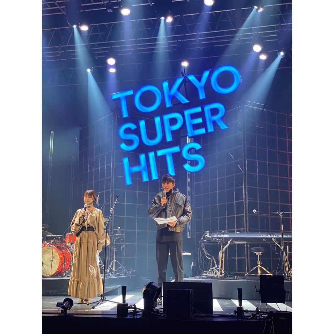 ハリー杉山さんのインスタグラム写真 - (ハリー杉山Instagram)「"Tokyo Super Hits Live 2020" 幸せ。ただただ幸せ。 楽しかったなぁ〜 色々エモいことがあり、この投稿を深夜に家のソファで書きながらニヤニヤしてます。眠れんよ😇 @spotifyjp 最高！！  Massive thanks to a banging gig from @arashi_5_official 涙 もう嬉しくて嬉しくて何も言えませんw @prfm_official スペシャでチョコレートディスコ踊って自爆12年越しの謝罪受け入れてくれました @alexandros_official_insta  どんだけグローバルなんよ BEASTがビーストすぎる @endoftheworldofficial  カメレオンおめでとです！ @vickeblanka 足の裏の情報ありがとう💋stay safe good man @macaroniempitsu_official  ダイの大冒険話今度したいです @vaundy_engawa  声が..もうあの..反則だよ? @yuukimeehaa  最高な相棒ありがとう！！  and a big congratulations to my best mate Macc Kano for making the unthinkable into reality.  feeling fab wearing  #zegnaofficial @zegnaofficial   #時代世代」11月27日 1時26分 - harrysugiyama