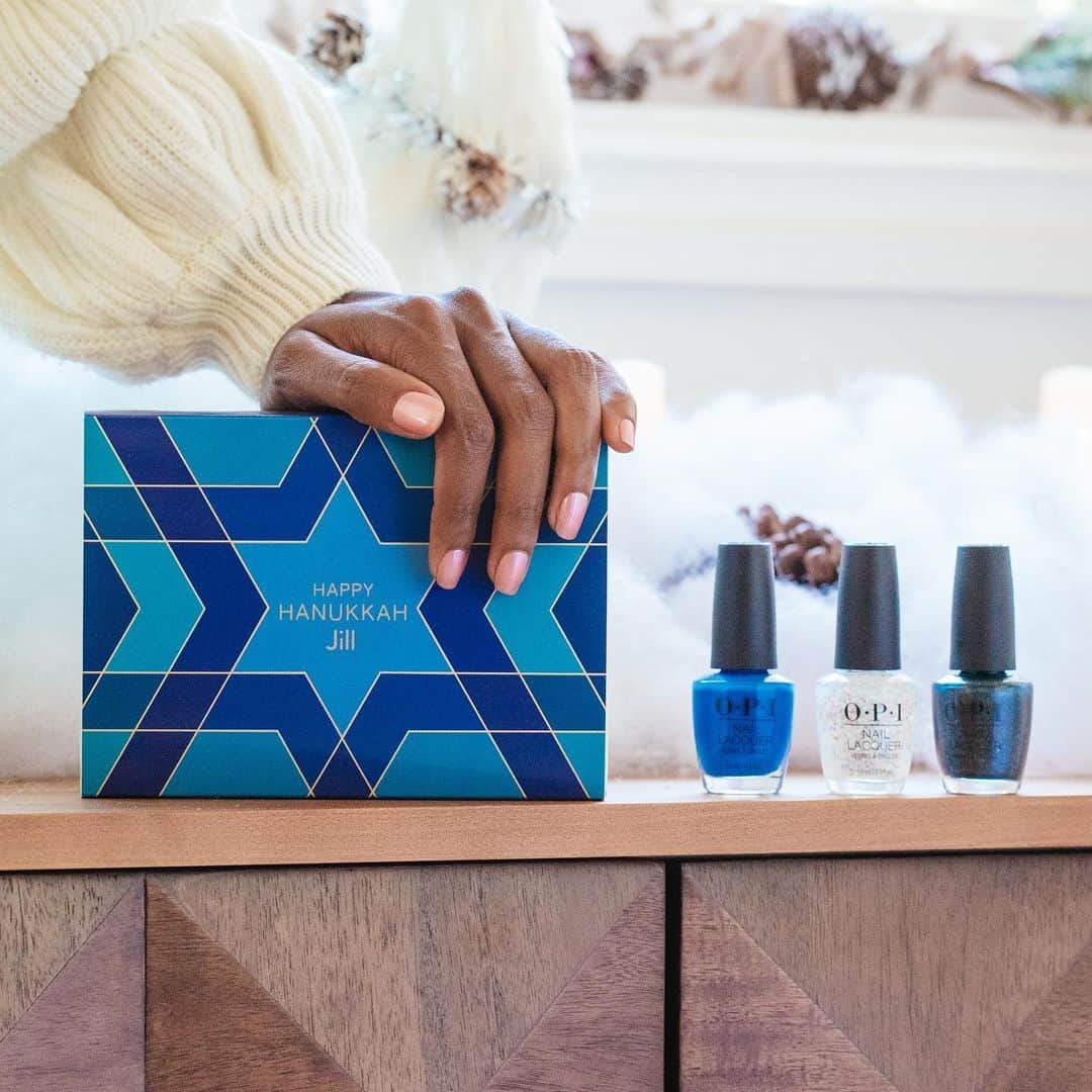 のインスタグラム：「Celebrate the festival of lights with the gift of color 💙  #GIftedByOPI #customgifts #giftideas #holidaysgifts #holidays #holiday #gifts #opi #opiobsessed」
