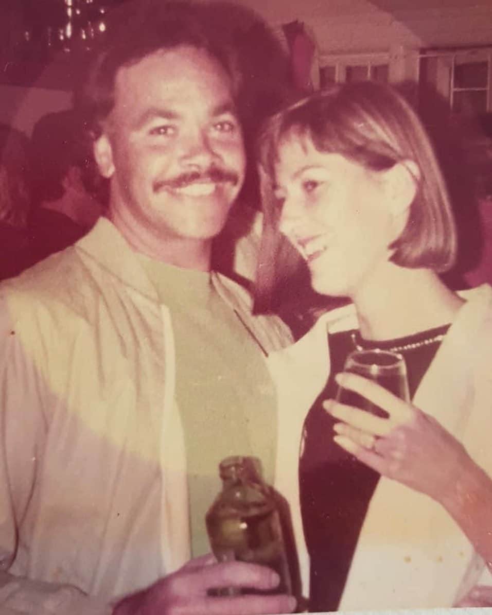 のインスタグラム：「Happy anniversary mom and dad @smthshapes 40 years of love. Seems you’ve been into #movember for quite some time now 🙌🏼」