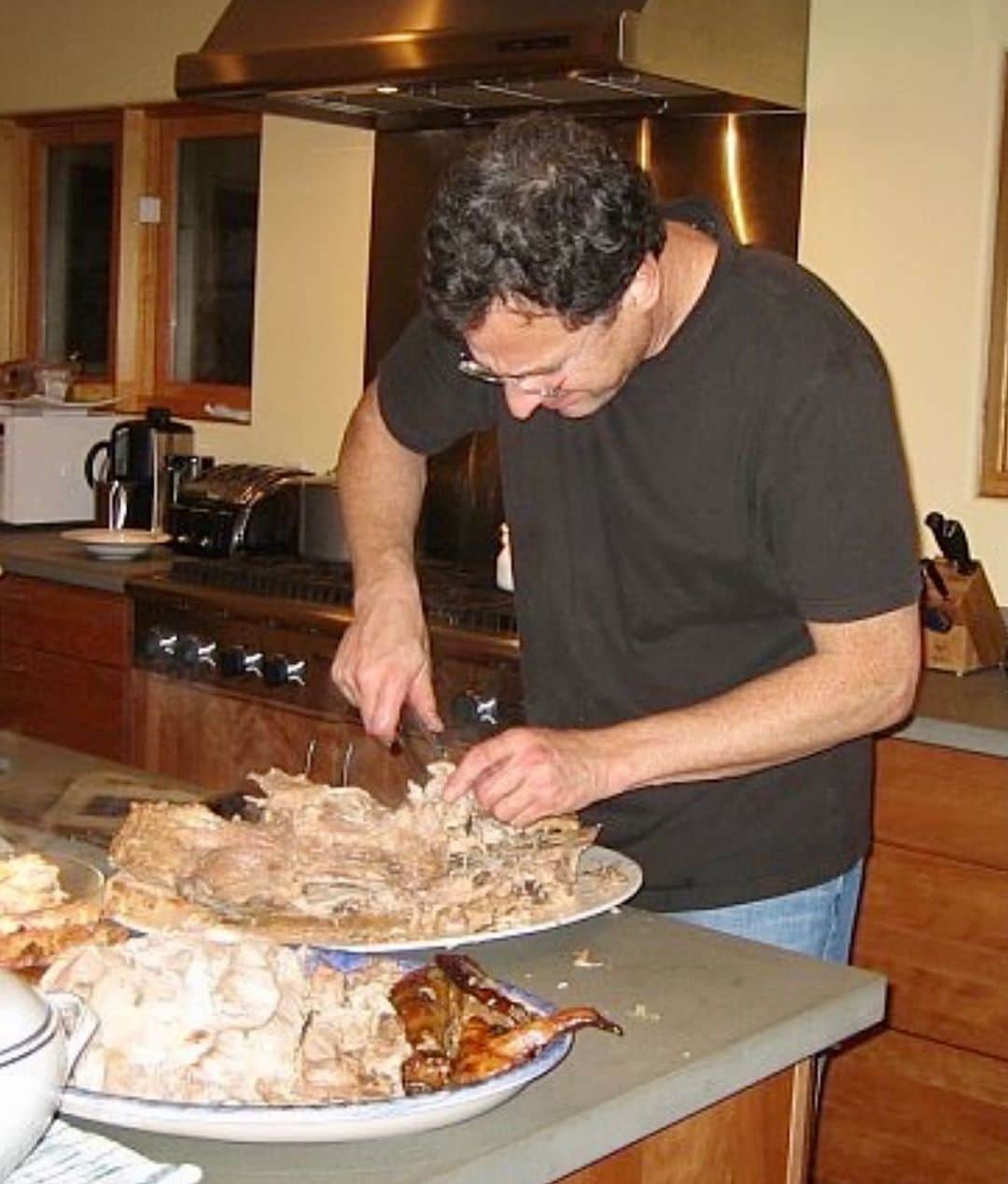 ボブ・サゲットのインスタグラム：「Happy Thanksgiving everybody. Looking forward to next year when I can once again mutilate a turkey again for a bunch of people. Wishing you all safety, love, and stuffing. #ThrowbackThanksgiving」