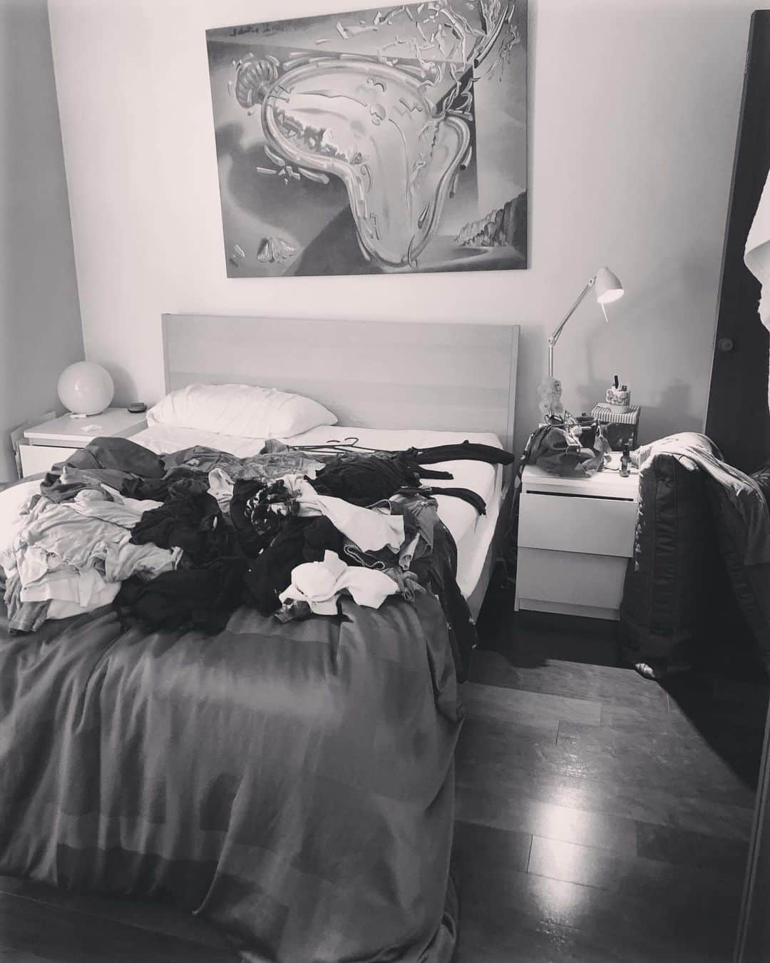 ローラ・カークパトリックさんのインスタグラム写真 - (ローラ・カークパトリックInstagram)「Spruced up the bedroom because it was starting to look like a laundry mat 🥴 who else has that chair we get in the habit of throwing our laundry on? Well ours was taking over the bedroom!  We had huge renovation goals this year but they didn’t happen.  We didn’t want to put a lot of work and money in to something that could change drastically next year.  We also knew we didn’t want to keep our current situation and need a lot more room for my plants for @girl_named_sioux . My husban suggest putting them in our room where we have a south facing window.  I have spent a lot of time with @manmanstudios a Cincinnati graphic designer and interior designer. Since covid we basically quarantined together so we could continue to work through this pandemic. She offten brings @girl_named_sioux in on her interior design project and since then I have learnt so much from just working by her side! (I told her she would make a great mentor and after pushing her to do so she now has a mentorship program for people interested in learning about interior design and get to have real life experience.) So back to me... lol Feeling all confident thanks to Mandy I was ready to tackle my own bedroom for my plant need. TJ bought us 3 new shelf’s and I can’t wait to get home to rearrange my plants. If you have plants you get it 😂 It’s not done but excited about the progress because next is the hard part.... picking out art! It’s important to my husband and I to both LOVE the art and to buy from artist.  Tag your favorite artist maybe I can officially finish this project. 🙌🏼   Thanks @manmanstudios for snagging this photo as I was literally packing my bags for Michigan and running out the door!   #plantappreciation #antm13 #thanksgivingcactus #antmallstars #moreroomforplants #pilea #cincinnatiinteriordesigner #bohobasics #plantsofinstagram #nuuly #bohimianstyle #plantparenthood #plantsmakepeoplehappy #bohemianhome #plantculture」11月27日 1時45分 - laura_allstar