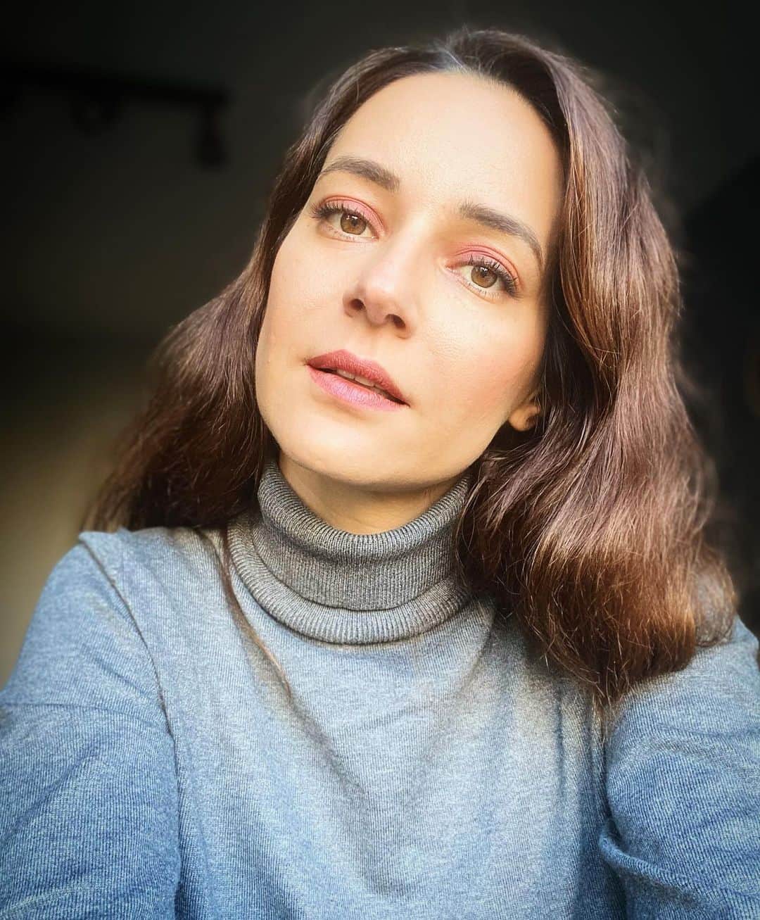 Sedef Avciのインスタグラム：「Kan ter içinde uykularından uyanıyorsan eğer her gece Yalnızlık sevgili gibi boylu boyunca uzanıyorsa koynuna Olur olmaz yere ıslanıyorsa kirpiklerin artık herşeye Anneni daha sık anımsıyorsan hatta anlıyorsan Kalbini bir mektup gibi buruşturulup fırlatılmış Kendini kimsesiz ve erken unutulmuş hissediyorsan İçindeki çocuğa sarıl Sana insanı anlatır Eller günahkar Diller günahkar Bir çağ yangını bu bütün Dünya günahkar Eller günahkar Diller günahkar Bir çağ yangını bu bütün Dünya günahkar Masum değiliz hiçbirimiz Masum değiliz hiçbirimiz」