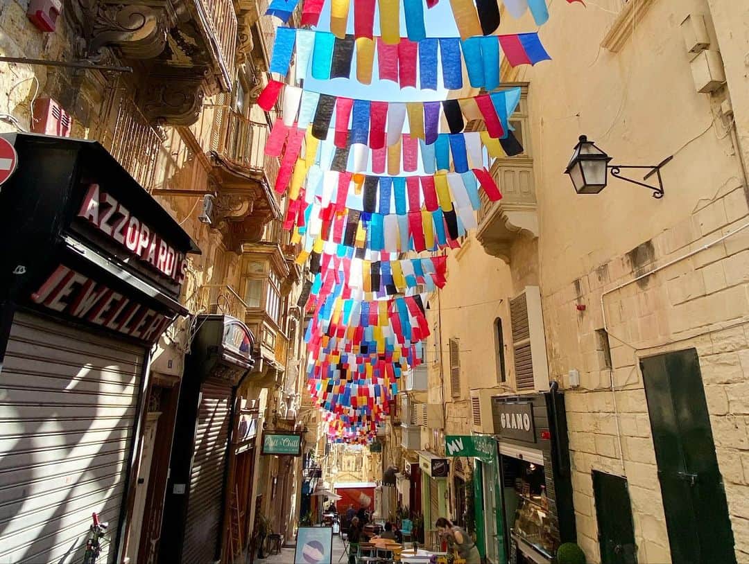 荒尾茉紀さんのインスタグラム写真 - (荒尾茉紀Instagram)「マルタ最初の観光はバレッタ❗️ 街全体が世界遺産に登録されていて、どこを撮っても画になる✨地中海の風を感じました😂（2枚目） #マルタ #バレッタ #世界遺産 #海外旅行  I went to Valletta.This city is registered as a World Heritage Site❗️I felt the wind of the Mediterranean Sea (second photo )hahaha🤣 #malta #valetta #worldheritage」11月27日 1時58分 - maki.arao