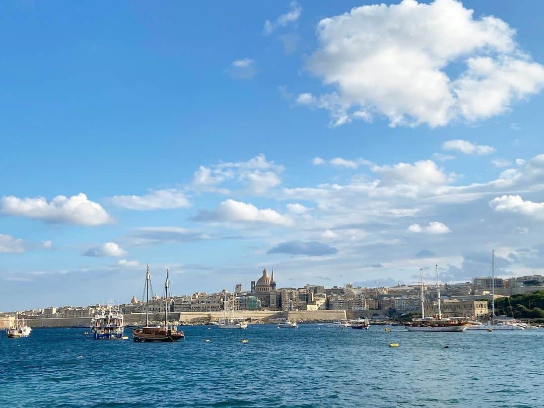荒尾茉紀のインスタグラム：「マルタ最初の観光はバレッタ❗️ 街全体が世界遺産に登録されていて、どこを撮っても画になる✨地中海の風を感じました😂（2枚目） #マルタ #バレッタ #世界遺産 #海外旅行  I went to Valletta.This city is registered as a World Heritage Site❗️I felt the wind of the Mediterranean Sea (second photo )hahaha🤣 #malta #valetta #worldheritage」
