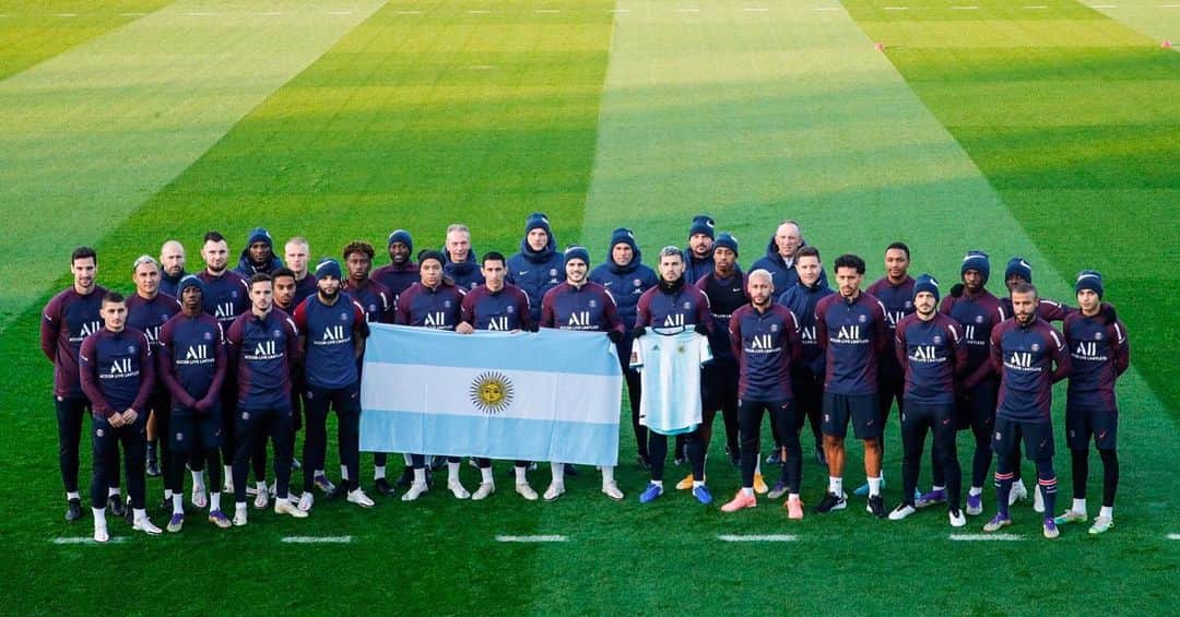 レアンドロ・ダニエル・パレデスのインスタグラム：「1️⃣0️⃣🇦🇷🙏🏽 hasta siempre Diego 💙」