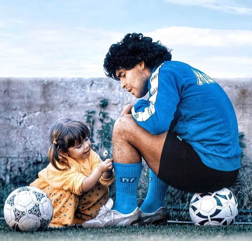 ナイジェル・デ・ヨングのインスタグラム：「One of the greatest of all time to ever grace a football pitch! 🙏🏽🕊  #RIPMaradona」
