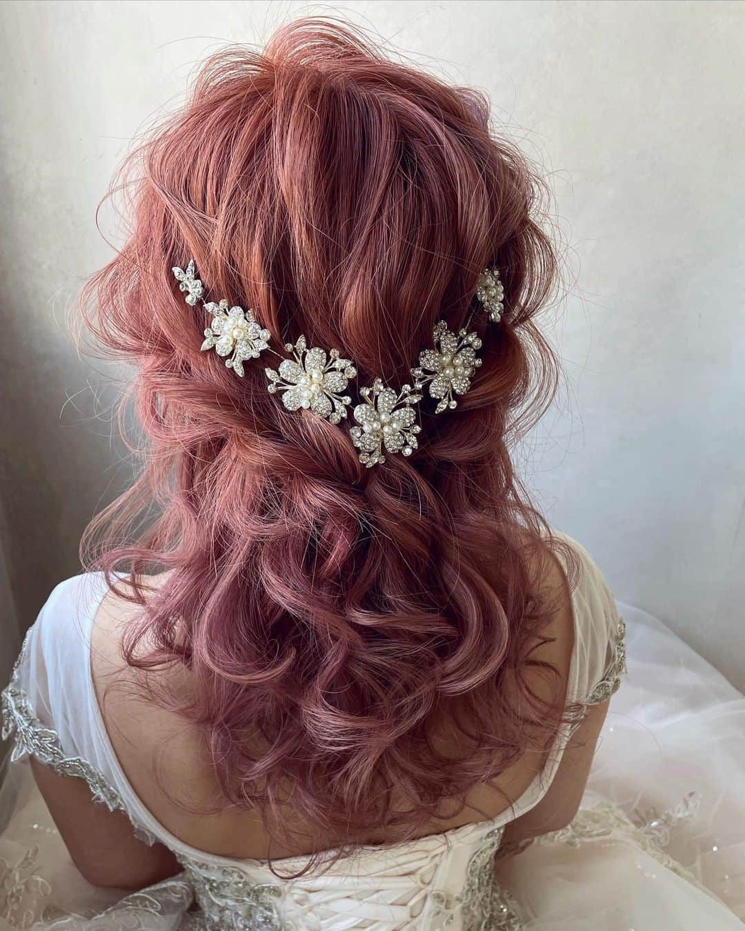RabichePowのインスタグラム：「かわいいブライダルハーフアップ❤️ . #ヘアカラー#ピンクヘアー  #rabichepow#ラビッシュポー#ヘアメイク#モデル撮影#関西サロモ#サロンモデル募集#ブライダルヘア#花嫁アレンジ#ウェディングニュース .」