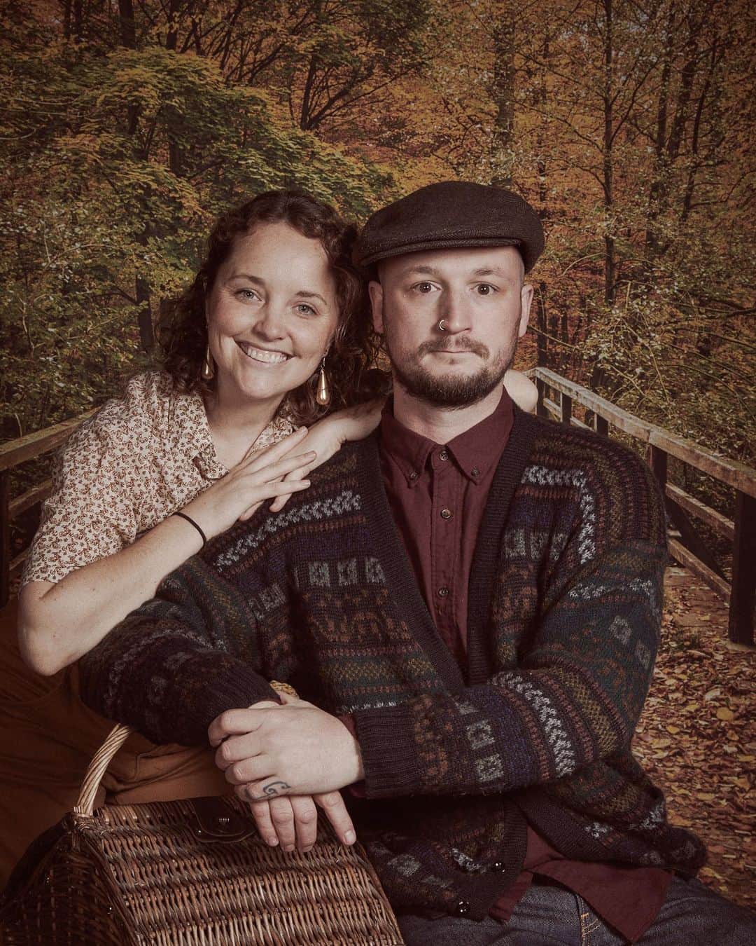 ローレン·ランドルフのインスタグラム：「Last year I spent the holiday photographing friends, dogs, neighbors, and the @ggetla community in all of our fall-goodness-glory. It was actually the very best way to spend Thanksgiving. Instead of crowding around a big table to eat I was with all of these smiling, happy faces - I loved the photos so much, I’m sharing them again! Thanksgiving might look or feel different this year for many of us, but if you’re doing your very best to keep your own community safe, then that’s the greatest thing to be truly thankful for.」