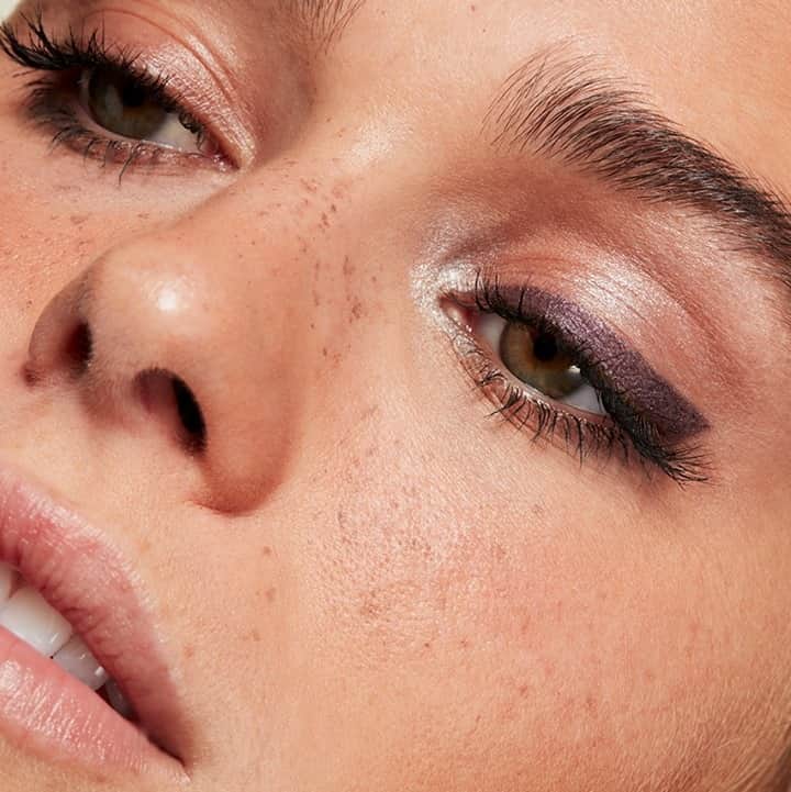 M·A·C Cosmetics Deutschlandさんのインスタグラム写真 - (M·A·C Cosmetics DeutschlandInstagram)「Hi M·A·C Lovers! Jetzt seid Ihr gefragt!  Seid Ihr eher TEAM NATURAL (links) oder darf es bei Euch auch gerne mal etwas intensiver sein und ihr zählt Euch zu TEAM GLAM (rechts)?  Stimmt in den Kommentaren mit 🌸 für NATURAL und ✨ für GLAM ab!  Für den GLAM Look wurde unser brandneuer und wasserfester Powerpoint Eye Pencil der #MACFrostedFirework Kollektion in *Short Fuse / BB Be Cool* verwendet, die NATURAL Seite wurde mithilfe unserer In Extreme Dimension 3D Black Lash gezaubert!  #MACFrostedFirework #MACHoliday #MACHolidayDE #MACFrostedFireworkDE」11月27日 2時00分 - maccosmeticsgermany