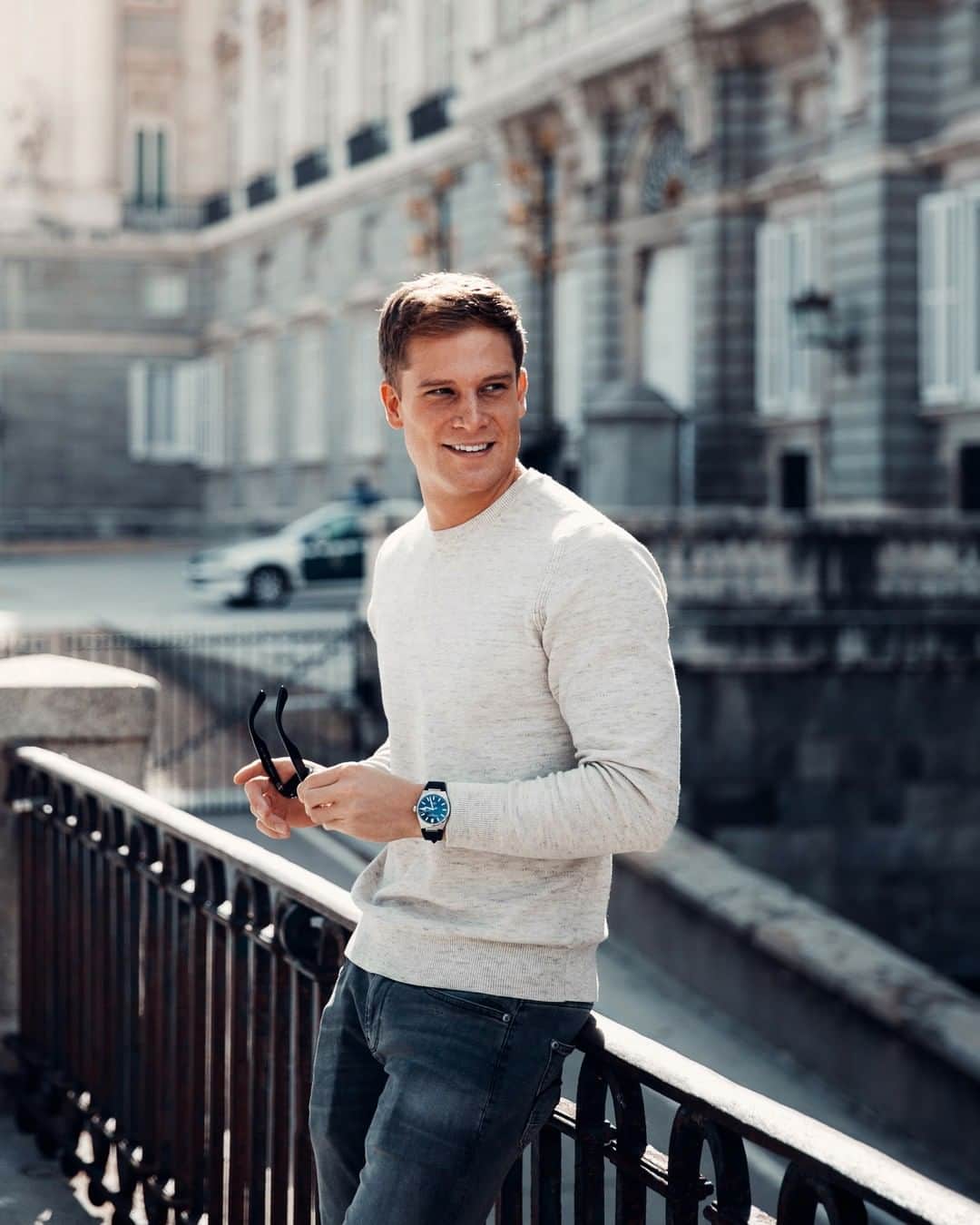 のインスタグラム：「A quick stroll under the sun of Madrid with the new #HighlifeCosc ☀️   📷  @andreknot  @andre.watch #FrederiqueConstant #AccessibleLuxury #LiveYourPassion #Highlife #HighlifeStyle #HighlifeClub Check out the link in bio to learn more about the Highlife Automatic COSC collection. . . . . . #classic #retro #timeless #timelesstimepiece #luxurywatch #dailywatch #watchaddict #watchmania #wristporn #watchporn #wristwatch #luxurywatches  #watchoftheday #watchesofinstagram  #watchcollector #watches #wristshot #lovewatches #timepiece  #watchlover #swissmade  #stylish #instastyle」
