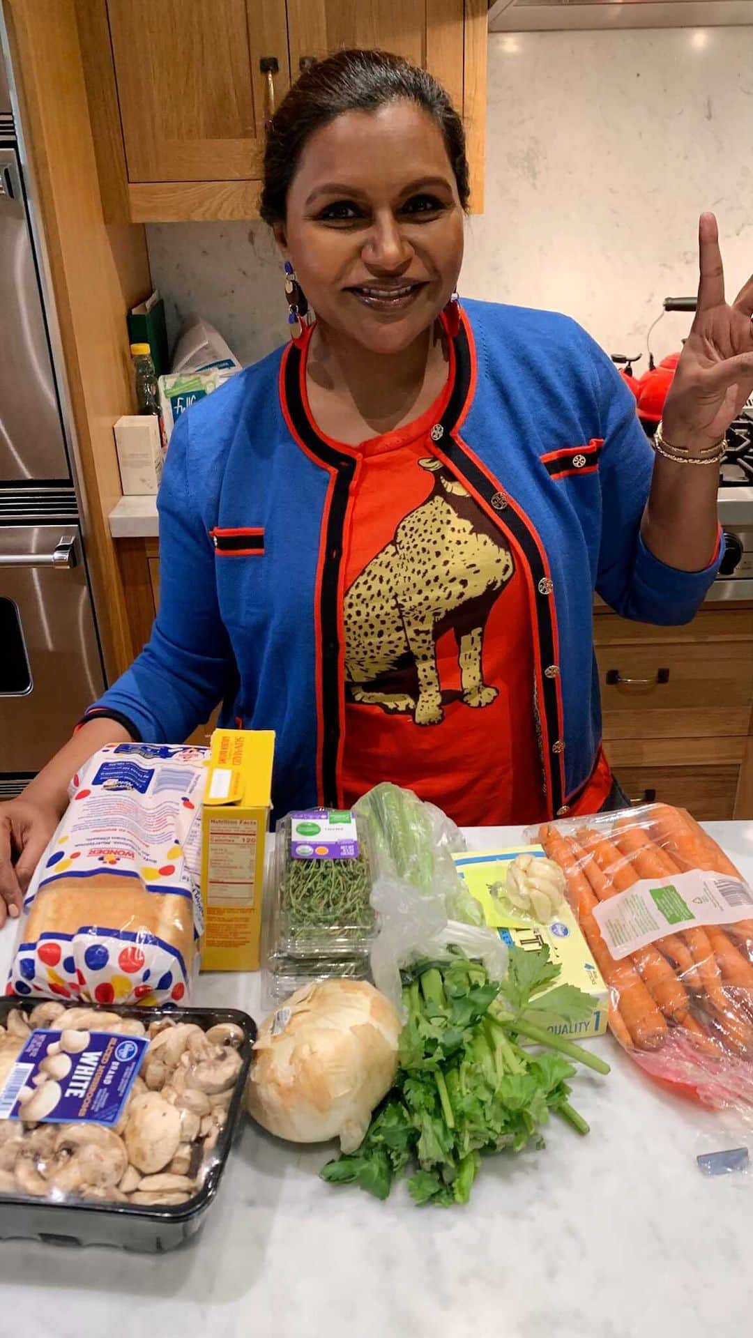 ミンディ・カリングのインスタグラム：「Making my favorite vegetarian-ish stuffing. Dressing? Stuffing? Me don’t know.」