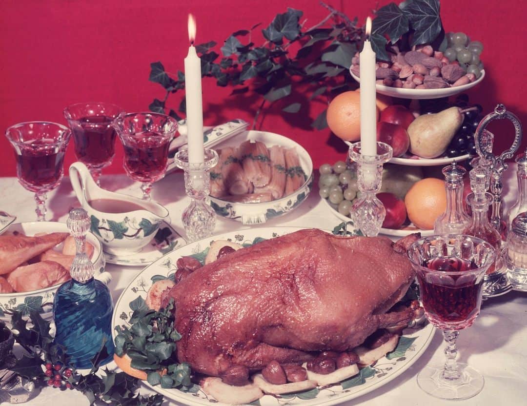 Vogue Beautyさんのインスタグラム写真 - (Vogue BeautyInstagram)「TW: Eating disorders. For many, it's difficult to conceive of a holiday season without “special occasion” food; especially on #Thanksgiving, it seems heavy eating goes hand-in-hand with celebration. For the over 90% of people worldwide who don’t struggle with some form of eating disorder, there’s nothing wrong with that—food can bring us together and help us commemorate good times, even if we do occasionally overdo it a bit. But for the 10% of people who identify as disordered eaters, things get a little bit more complicated around the holidays. "Every ED sufferer’s story is different," one writer shares, "but as a person living with binge eating disorder—an illness that the National Eating Disorders Association describes as being characterized by “recurrent episodes of eating large quantities of food (often very quickly and to the point of discomfort)”—it's hard for me to see the holiday season as anything but a minefield of food-related triggers."   At the link in our bio, one writer reflects on coping with an eating disorder during the holidays—and how they're using this pared-down holiday season to rewrite their relationship with food.」11月27日 2時00分 - voguebeauty
