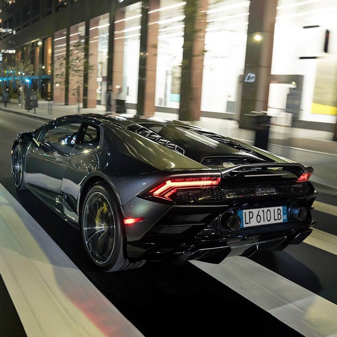 ランボルギーニのインスタグラム：「The greatest dreams can make life better for you and for others. That’s what we are doing with @ladygaga. And that’s why you can now win the Huracán EVO RWD from her music video “911”. Support @btwfoundation and join the @omaze sweepstakes.   #Lamborghini #HuracanEVORWD #RewindToRWD #LamborghiniRealLover」