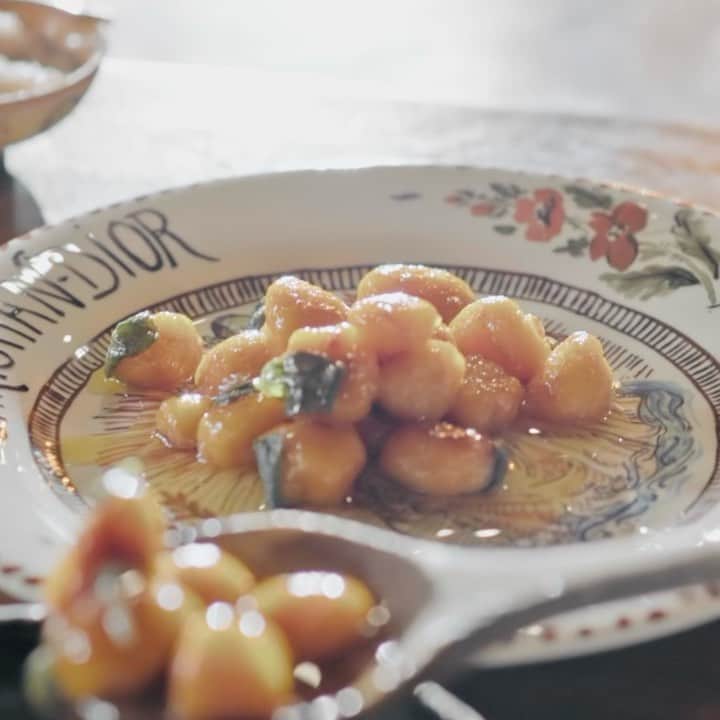 のインスタグラム：「Happy @Dior #Thanksgiving everyone!! Swipe up in my stories to watch me at home cooking my favorite vegan sweet potato gnocchi in a cinnamon sage butter sauce, served on hand painted earthenware plates from the #Dior Maison Cruise Collection. 🎥: @dijonnaise911 🥰🙏🏽」