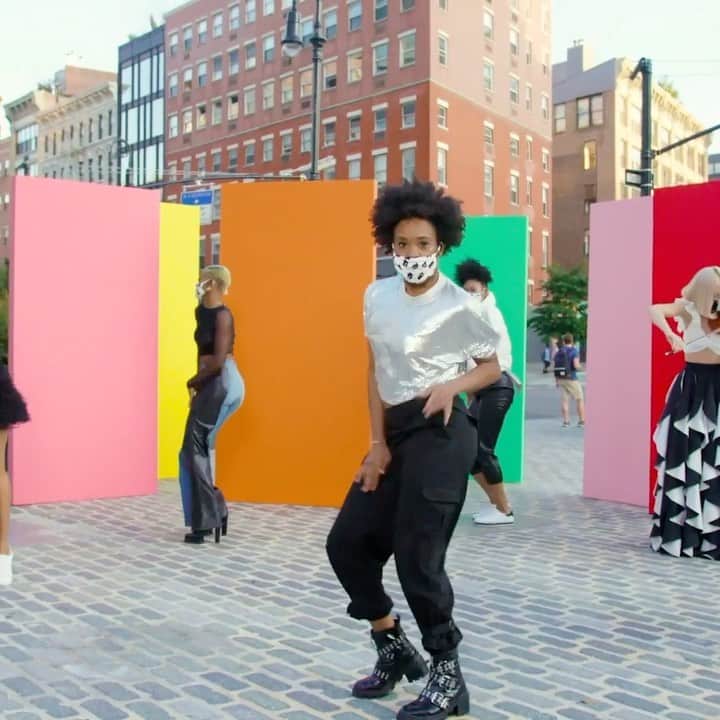 Fashion Weekのインスタグラム：「Thankful for all our friends and family, Happy Thanksgiving! 💛  Video by @aliceandolivia for their latest @nyfw presentation.」