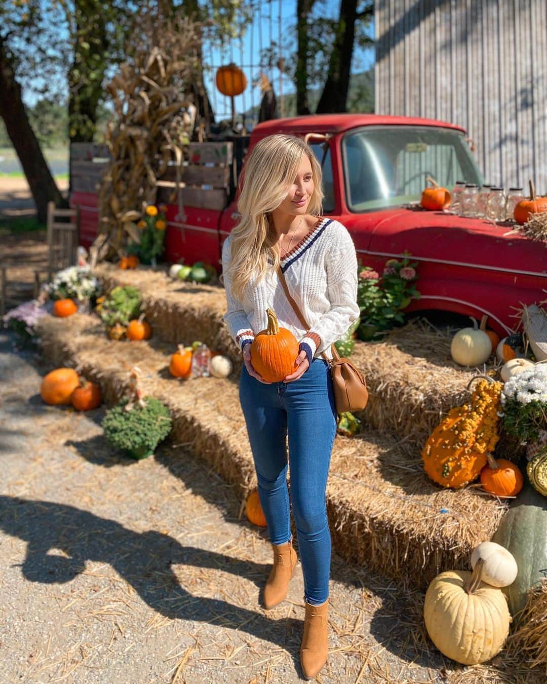 サシャ・カリスのインスタグラム：「Happy thanksgiving! 🍁  What’s are you doing today?  We are watching the thanksgiving parade and cooking!  I’m making roasted veggies for our family dinner 🍽 + vegan turkey for myself 🤪 Look at my stories to see my vegan thanksgiving foods 🍁」