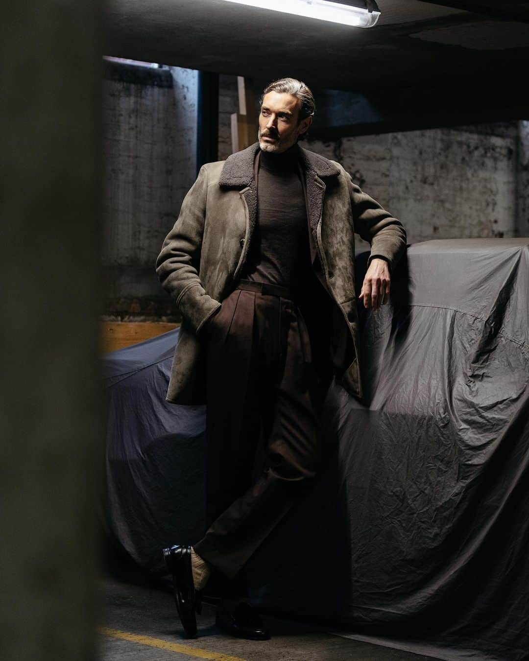 カナーリのインスタグラム：「Be inspired by #ChasingBeauty on details. Look from the #CanaliFW20 collection worn by @richardbiedul. #Canali1934 #ChasingBeauty #MadeInItaly」