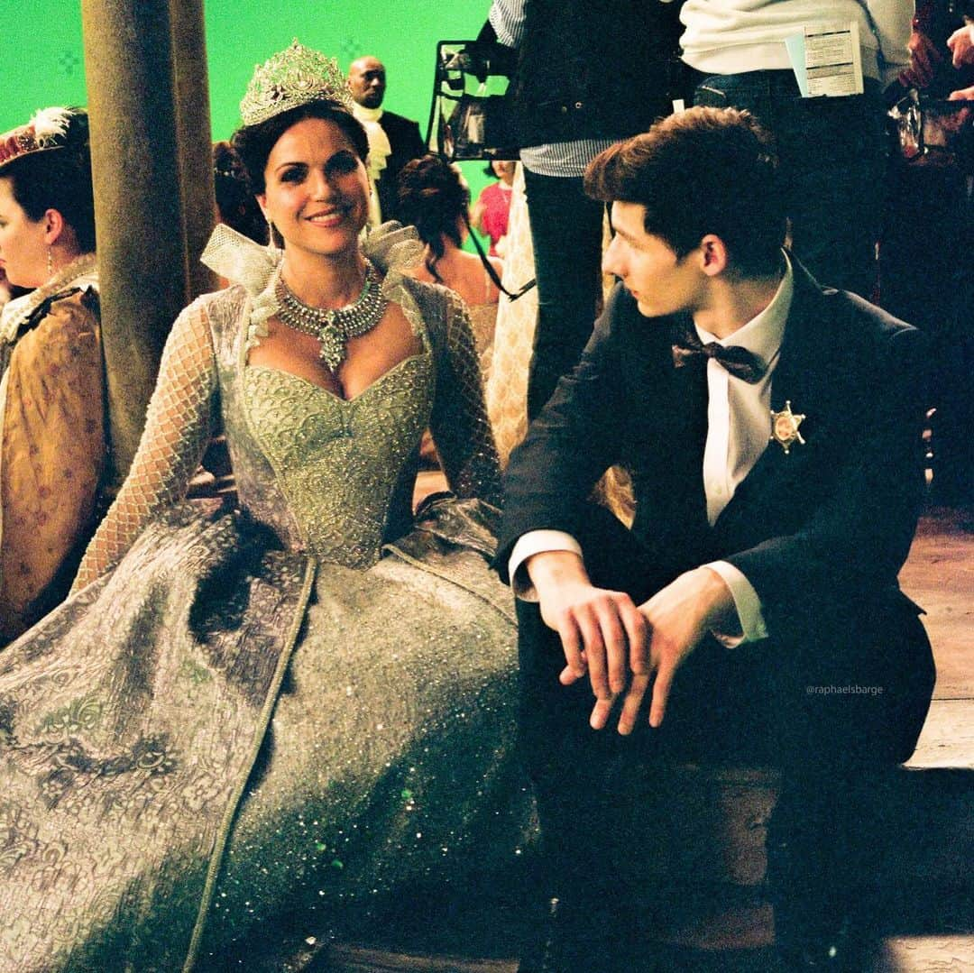 ラファエル・スバージさんのインスタグラム写真 - (ラファエル・スバージInstagram)「#lanaparrilla #bts with #jaredgilmore   @lanaparrilla @therealjaredgilmore @onceabcofficial #bts #filmphotography  #happythanksgivng !!!」11月27日 2時02分 - raphaelsbarge