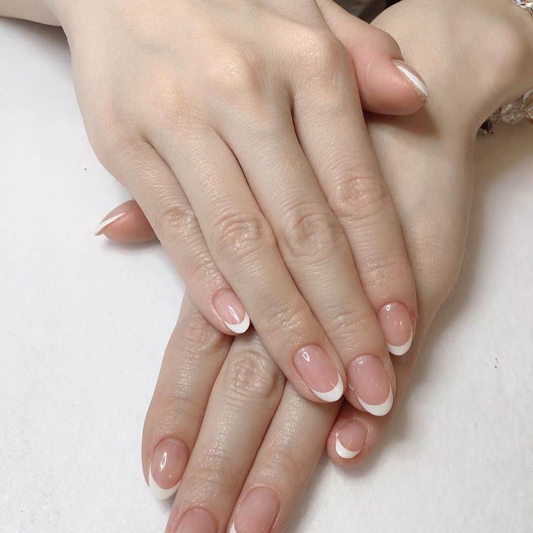 高橋沙弥華のインスタグラム：「超Simpleフレンチ💅💗❤  自爪ぎりぎりまで切ってもらった😎✨✨ （@selectshop.selepuuのために😊💗）  手のシワやばいからハンドクリーム塗って寝る😪  #new #newnail #ネイル💅 #爪 #自爪 #💅 #フレンチネイル #上品 #エレガント #セレクトショップ #selectshop #セレプー #海外インポート #韓国ファッション #simple #simplenails #nail #定番 #フレンチ」