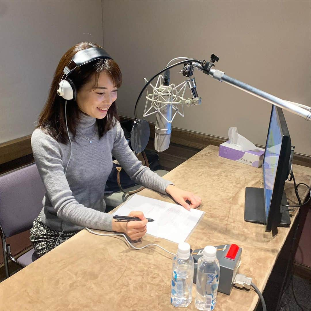 早川茉希のインスタグラム：「🎙 ナレーションのお仕事も 好きだなぁ🥰  楽しいスタッフさんと想像以上に 早く再会できて嬉しかった日😁  スタジオ入り口の消毒液に 「めっちゃ出ます」って注意書きがあったので 恐る恐るプッシュしたら、ちょろっと🙌🏻  #めっちゃ出なかった #ナレーション #お仕事 #MA #スタジオ #フリーアナウンサー #アナウンサー #ジョイスタッフ #お仕事風景  #アナブースって落ち着く☺️」