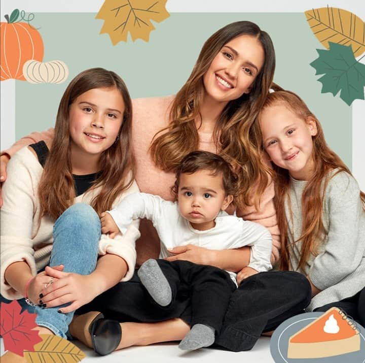 The Honest Companyさんのインスタグラム写真 - (The Honest CompanyInstagram)「“Sending you so much love, light + gratitude this holiday season. We’re so thankful for you, fam!” - our founder, @jessicaalba.   What are you grateful for today? Share with us in the comments below.👇#ThatsHonest #HonestCompany」11月27日 2時15分 - honest