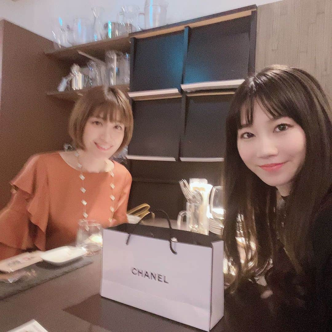 石田真以さんのインスタグラム写真 - (石田真以Instagram)「ゆかりちゃん @kasainsta.yukarin と再会！ 喋るお仕事をしてるゆかりちゃんは 参考になる話が多く 友達だけどアドバイザー的な存在。  大学の時「私来週仕事で休むから授業のノートまた見せてくれる？」と、ほぼ話したことないのに図々しくお願いしたことがきっかけで仲良くなったという…笑  世の中が変わっていってるから イベントだけじゃなく、 私たちも対応して 新しい形を探していかないと、ね‼️  そんなゆかりちゃん フォロワー5000人目指しているので フォローお願いします💜💜  #ナゴヤカラー #nagoyacolor #ishidamai #石田真以 #笠井ゆかり #笠インスタ」11月26日 17時22分 - ishidamai86