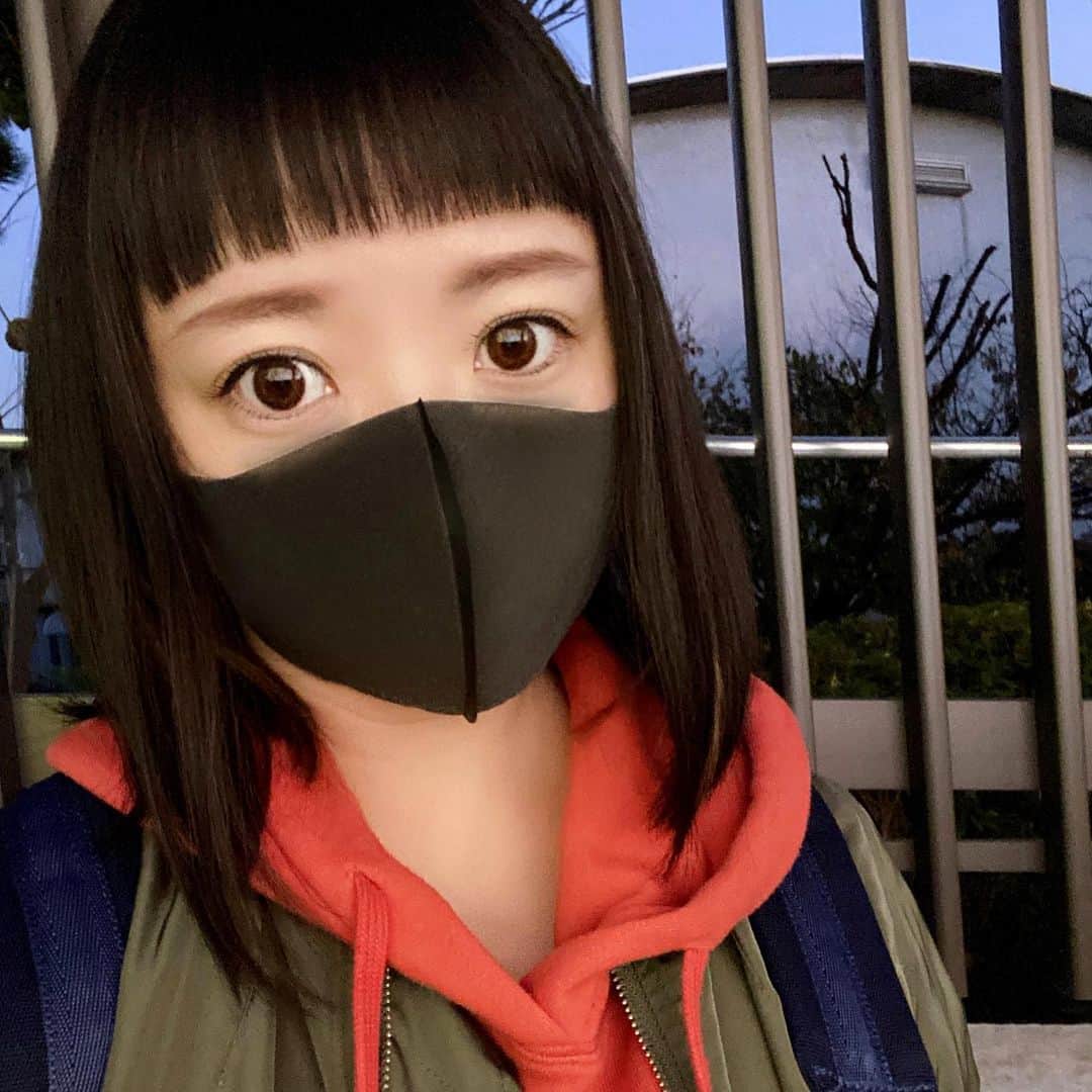 小鳥遊しほのインスタグラム：「撮影前に前髪をパツリと。今日はニーナちゃんに切ってもらいました！ 👉 @ni_nastyle   salon: @bloc_japon   なんとなぁく髪を伸ばしている今期。 さーてどこまで伸ばそうかなぁーーーーん💇‍♀️」