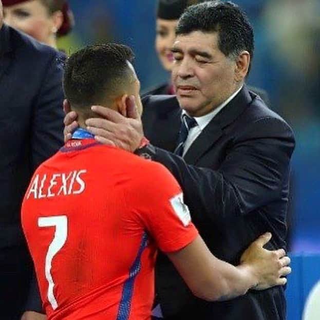 アレクシス・サンチェスのインスタグラム：「Tuve el placer de conocerte y charlar con vos y la verdad eres y seguirás siendo LA MANO DE DIOS 🙏🏽 descansa Diego 😢 ...」