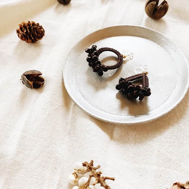 BASE（ベイス）さんのインスタグラム写真 - (BASE（ベイス）Instagram)「TAWAWA accessory (◯×△ / chocolate) ／ Elää（@_elaa_official）﻿ ﻿ 🍫 つぶつぶ 🍫﻿ 🐿 ほこほこ 🐿﻿ ﻿ 木の実のような﻿ アート作品のような。﻿ 人気の「TAWAWA」シリーズの新作がこちら。﻿ ﻿ 小さくも存在感があり﻿ あたたかみのあるデザインが﻿ 秋冬の装いにぴったりなイヤリング。﻿ ﻿ お外に出かけない日も﻿ お部屋に飾っておきたくなる佇まい。﻿ ﻿ イヤーカフとしても使うことができ、﻿ つけているのを忘れてしまうくらい﻿ 軽やかな付け心地も人気の秘訣です。﻿」11月26日 17時20分 - baseec
